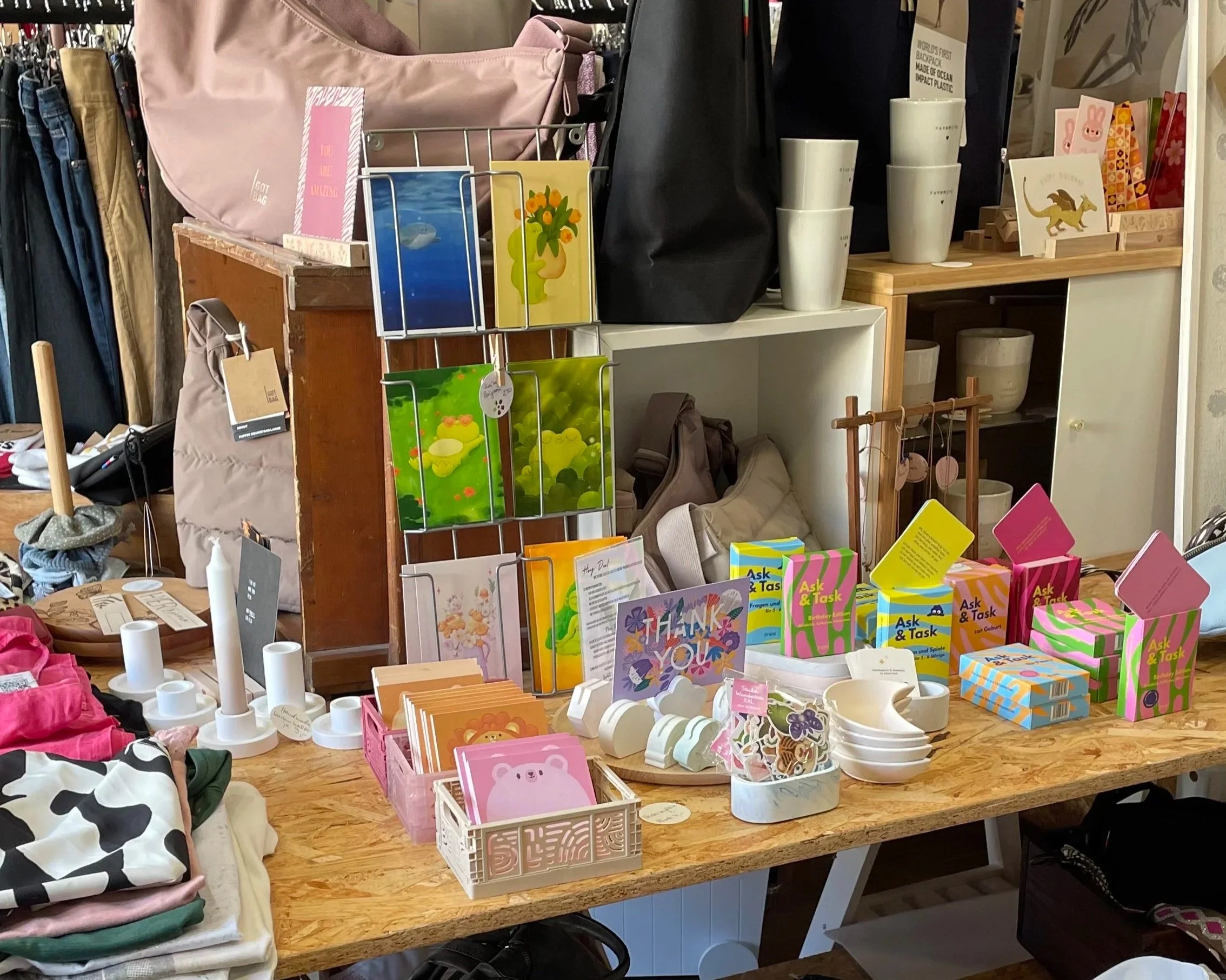 Foto SECOND HAND BOUTIQUE greengera Auslage mit Perigoon Produkten, wie Postkarten und Notizblöcken