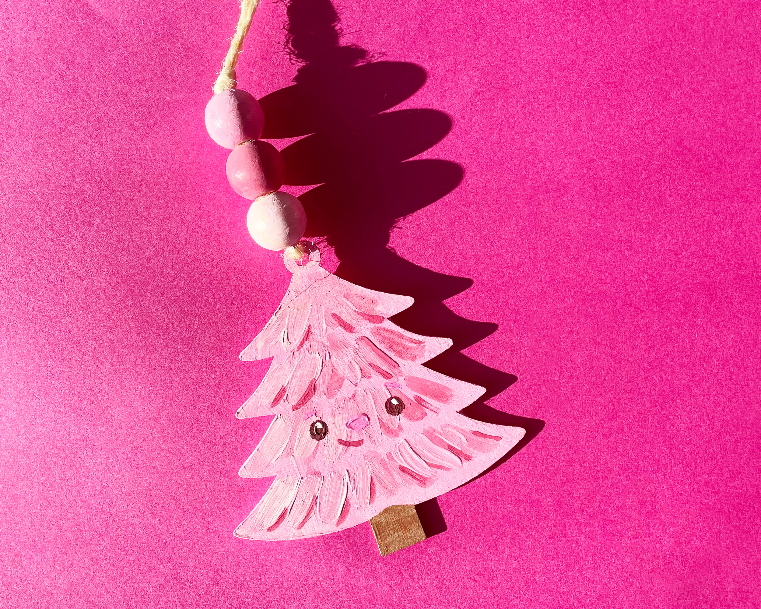 Rosa Weihnachtsbaum aus Holz, bemalt mit Gouache