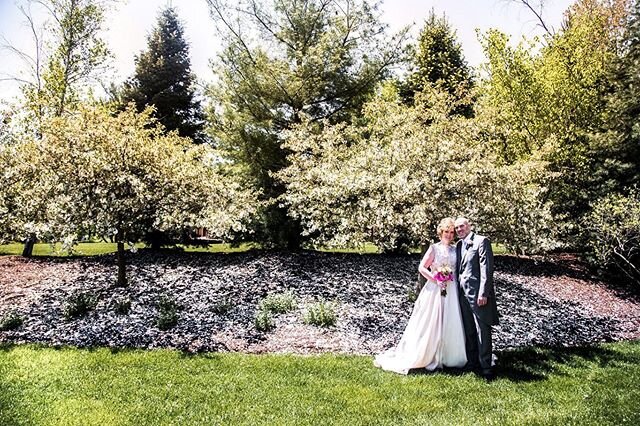 I can&rsquo;t believe that I photographed this lovely wedding a year ago today! Happy 1st Anniversary! 
#weddingphotography #ohiophotographer #gervasivineyard #gervasiwedding #springwedding #springblooms #ohiowedding