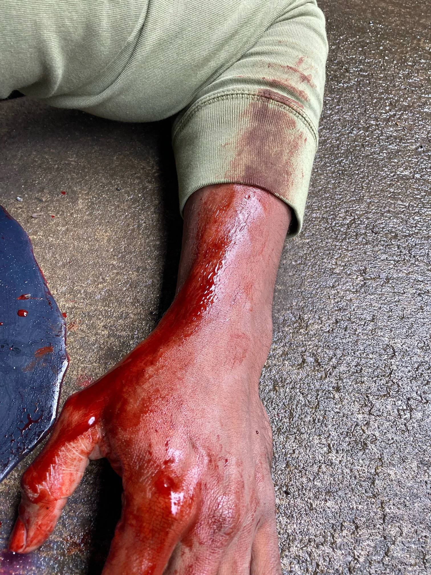 Bloody hand on gunshot victim in TO HAVE AND TO KILL