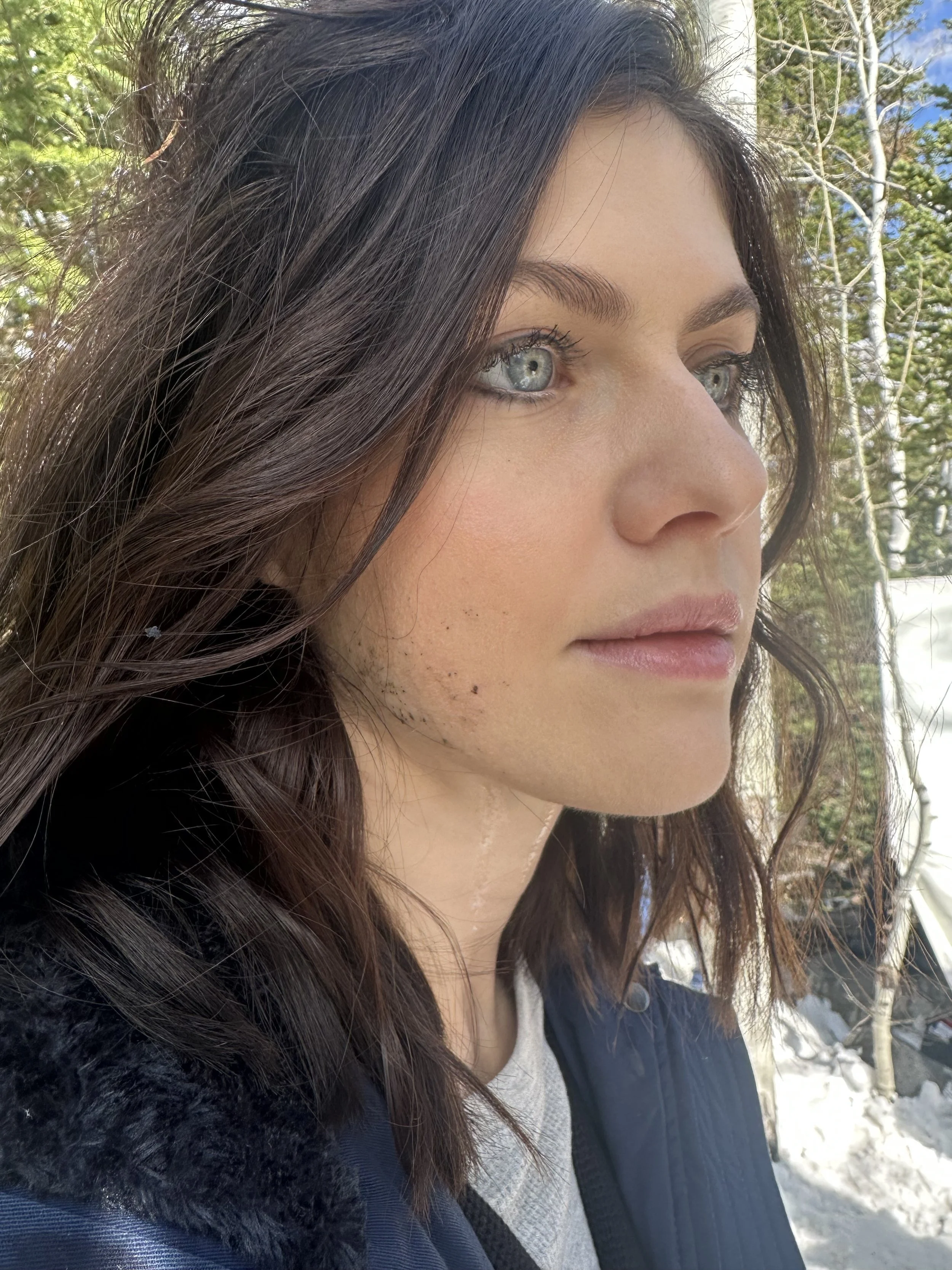 Dirt on face . Alexandra Daddario In Couples weekend.
