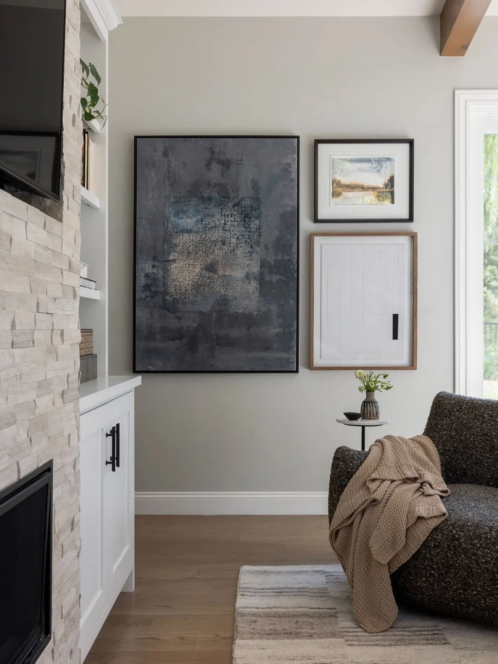 We love a gallery wall because it&rsquo;s where personal meets design. Mix art, photography, and collected treasures to tell your story. Swipe to see how we&rsquo;ve turned collections into compositions✨

Design | @yencollective 
PC| @jessicabrydsonp