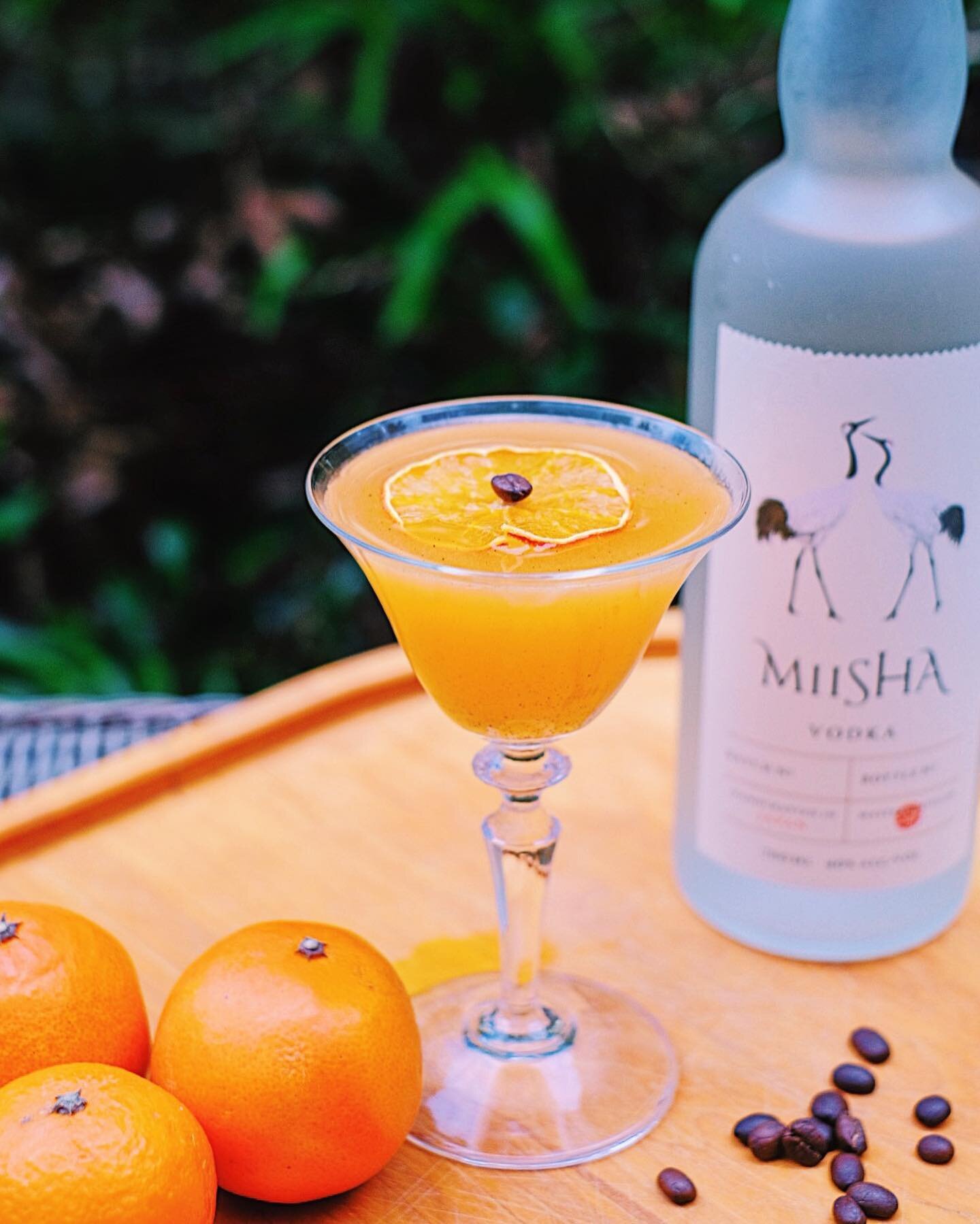Amakusa 
Amakusa is another relatively new cultivar registered in 1995. It has some Japanese mandarin oranges as well as New World cultivars (Mineolla, Clementine) as its parents.

Thin reddish-orange skin hides extra-juicy flesh without a hint of bi