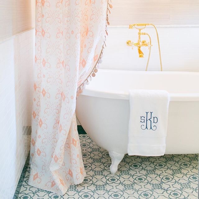 Dreamy bathroom in the @pasadenashowcasehouse designed by @suzyklonerdesign ❤️