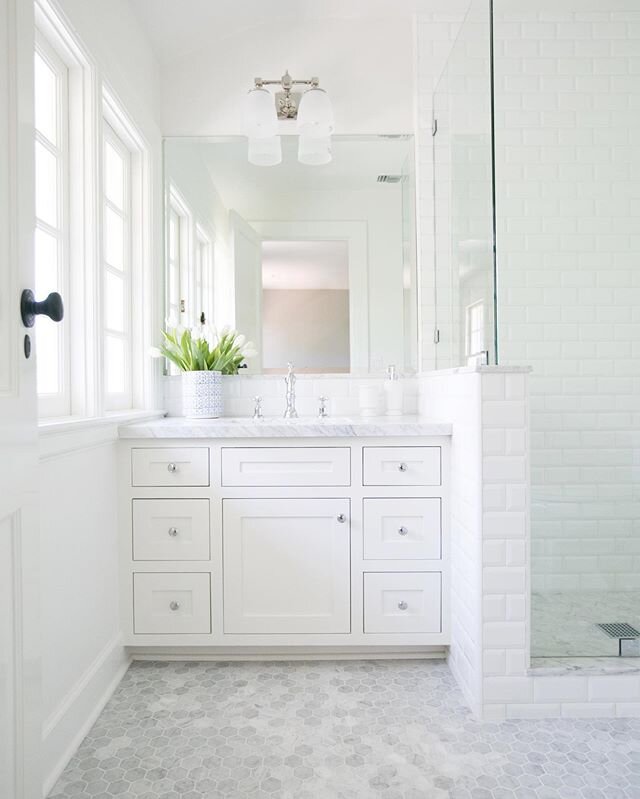 @suzyklonerdesign always designs such elegant and timeless bathrooms. This one is a guest bathroom in a home that was built in 1915 - originally designed by Myron Hunt.