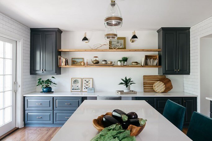 Same kitchen, same cabinets, completely reimagined. Some kitchens need to be gutted. Others just need a refresh. Either way, we help our clients think beyond what already exists and make it better! 

Design: Jessica Moran Interiors
Photography: @marg