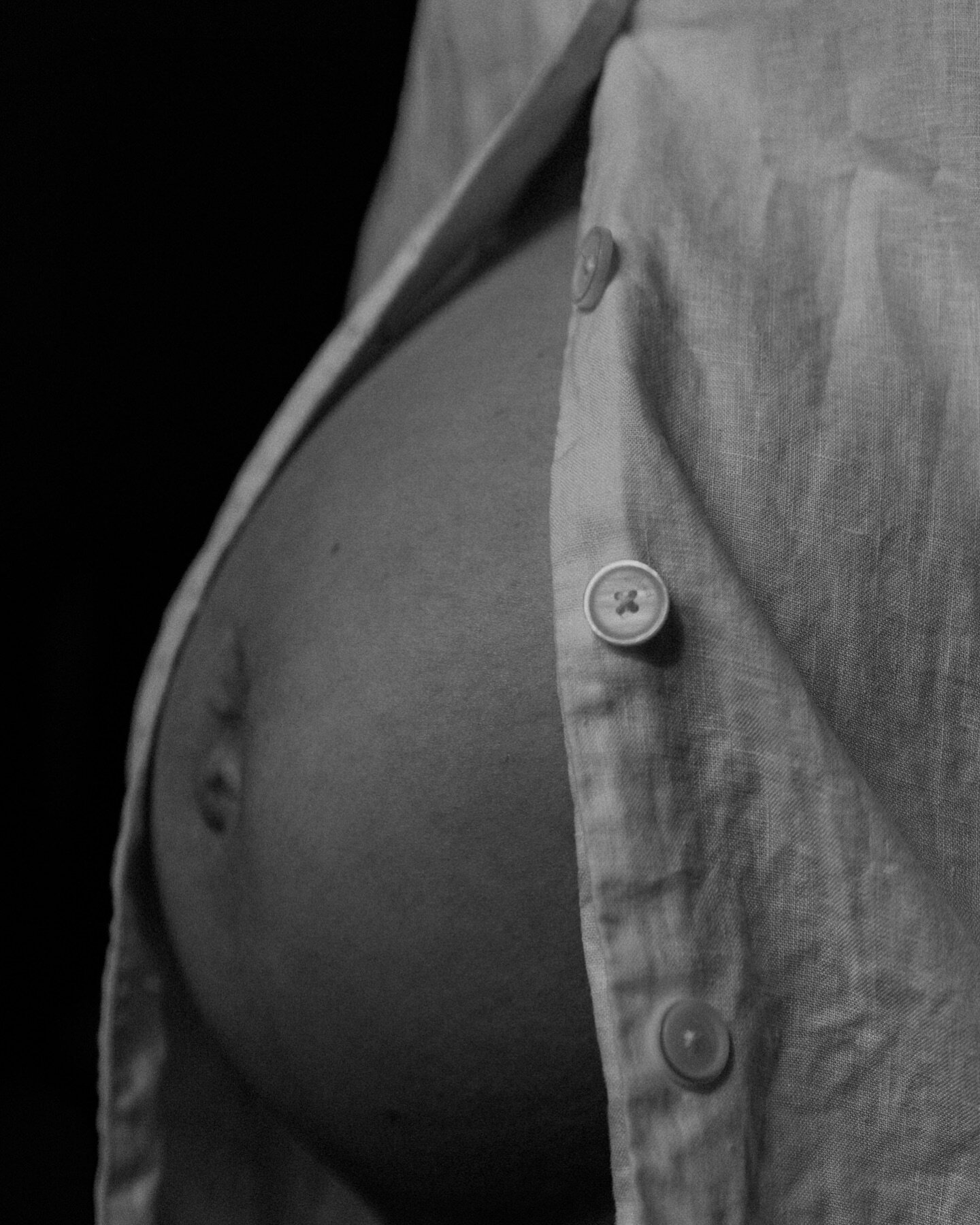 A moment for this belly. 😌

Having fun with self-portraits while I have this big ole bump as a prop.

Taken at #30weeks #pregnant.