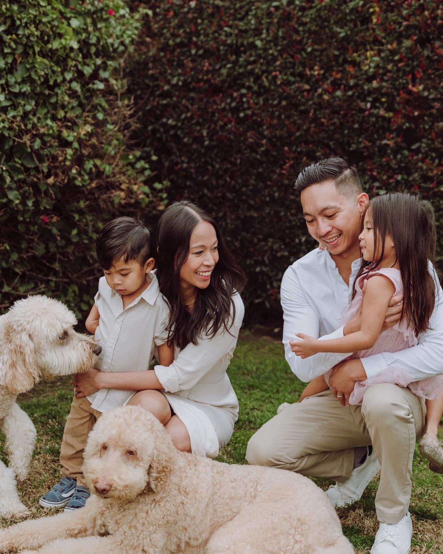 This one&rsquo;s for the doodles 💚

C came to me wanting pictures of her family with her dogs because the doodles are getting older 🥺 the doodles were the couple&rsquo;s original babies and now they&rsquo;ve added two kids to the mix! 

A session w