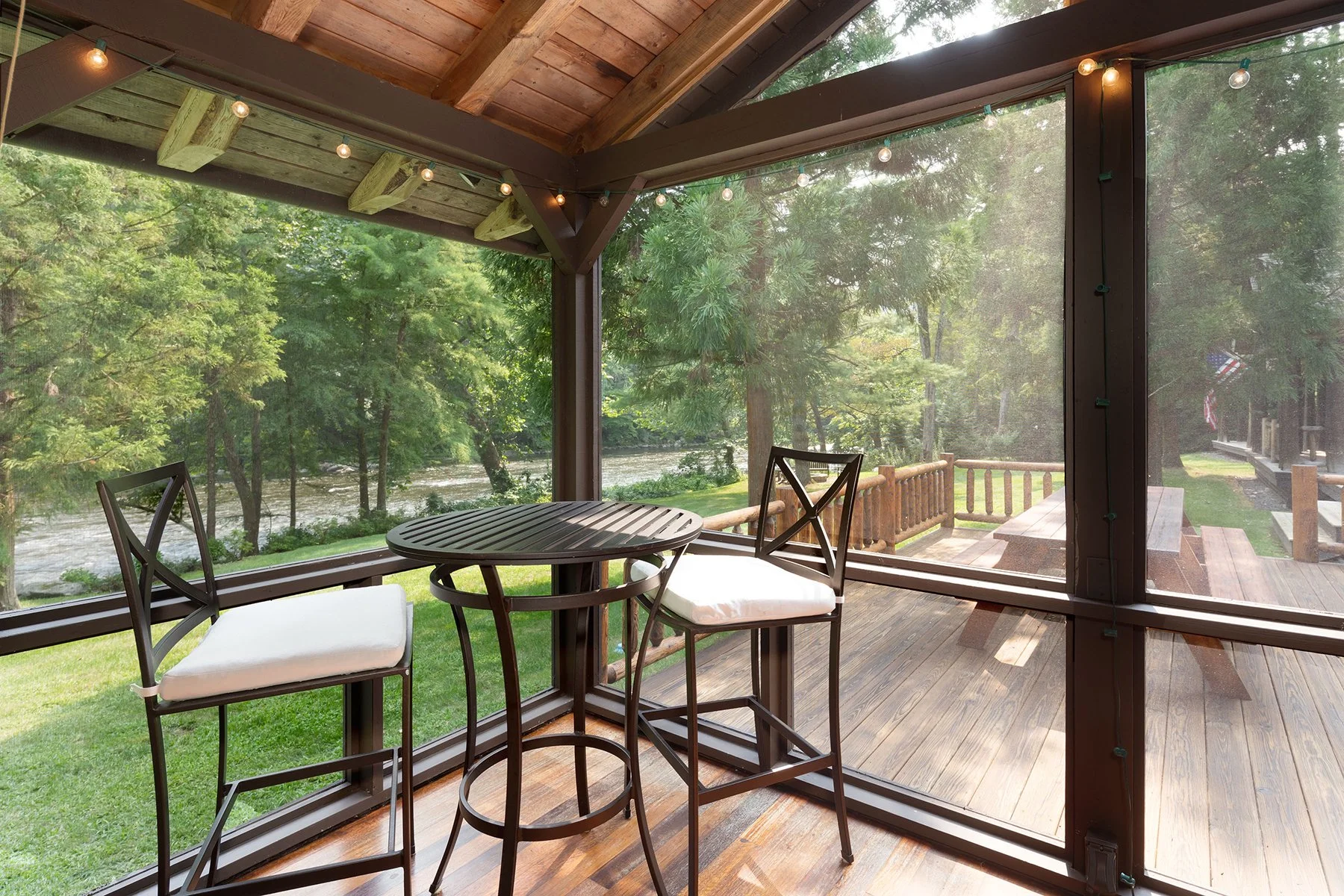 27.Screened in porch.jpg
