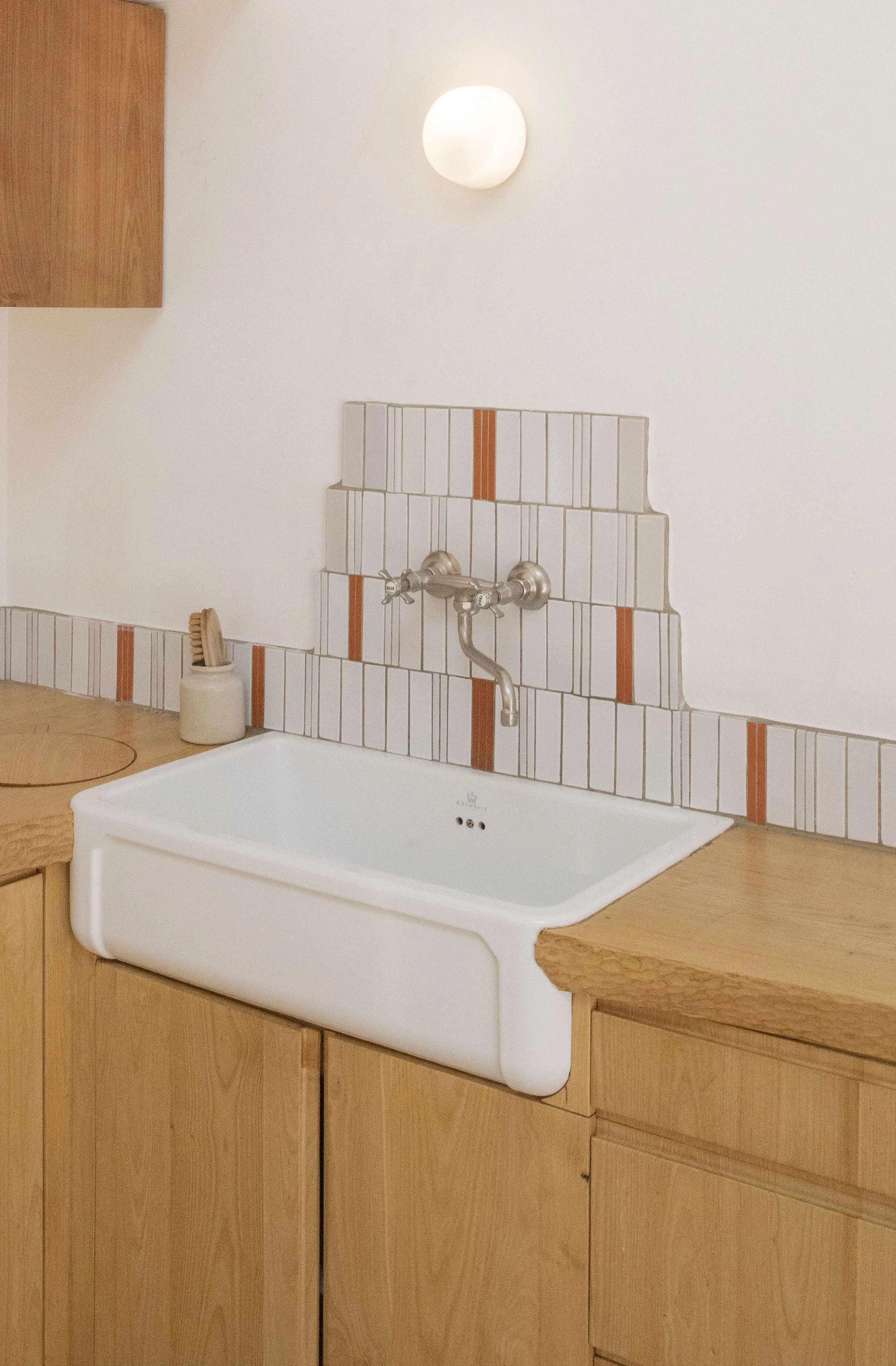 Maison de famille aux Goudes, à Marseille (France). Détail de la cuisine. Design et réalisation N. Capron.  ©Jonayd Chérifi