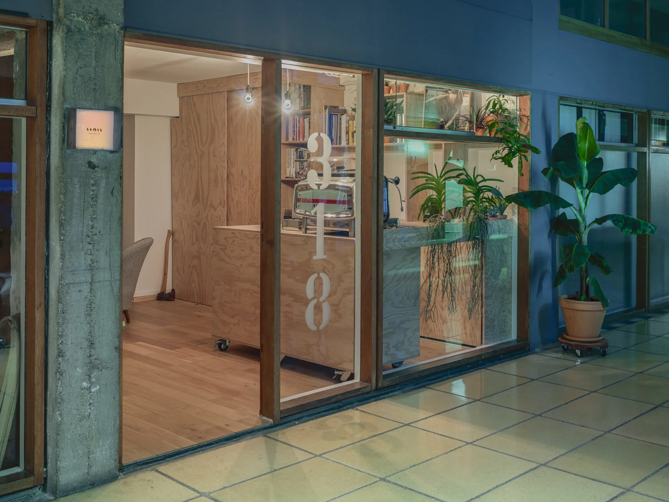 Concept store 318 cité radieuse, vue de nuit. Le Corbusier Marseille ©Eric Heranval