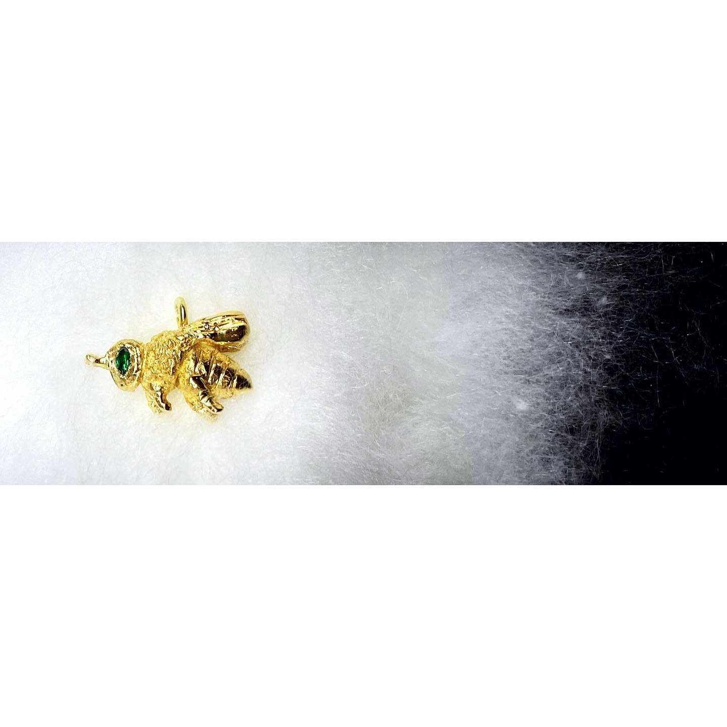 B E E H A P P Y .
.
.
.
#bees #charms #perfectgift #gold #emeralds #handcarved #handmade #schnitzerei #goldsmith #goldschmiede #goldschmiedin #handcrafted #handcraftedjewellry #kunsthandwerk #handwerk #wien #vienna #1010 #1010vienna #VIE #details #je
