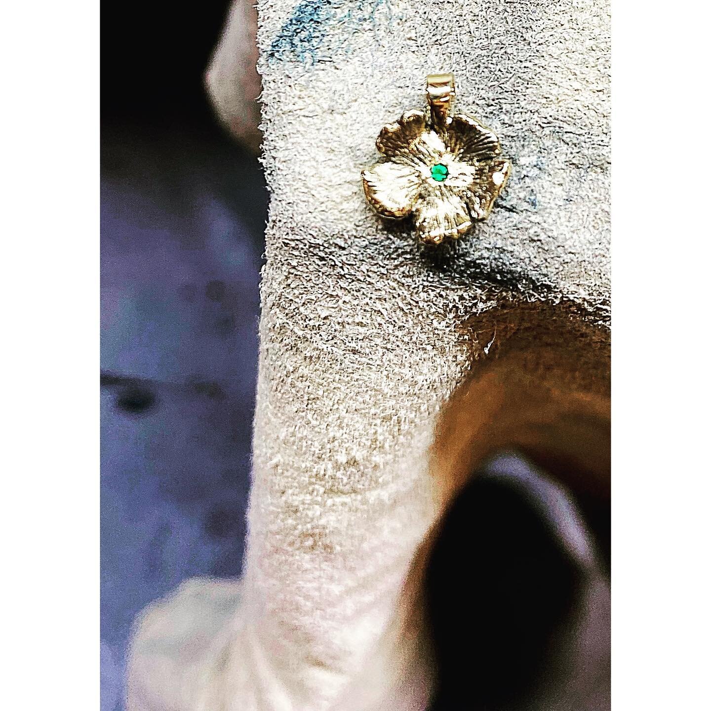 (F) L O V E (R)
.
.
.
#flowers #gold #emerald #handcarved #goldsmith #goldschmiede #goldschmiedin #handcrafted #handcraftedjewellry #kunsthandwerk #handwerk #wien #vienna #1010 #1010vienna #VIE #details #jewellrydesigner #makersgonnamake #smallbusine