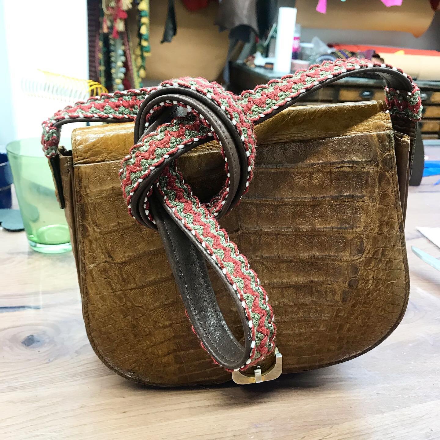 Und auch hier haben wir mit einem neuen Riemen, einer alten hei&szlig;geliebten Tasche, neues Leben eingehaucht! Oft ist&rsquo;s so einfach! 

.
#bioleder #taschenriemen #reuse #upcycling #designyourown #unikat #handwerk #business #lederliebe #wiener