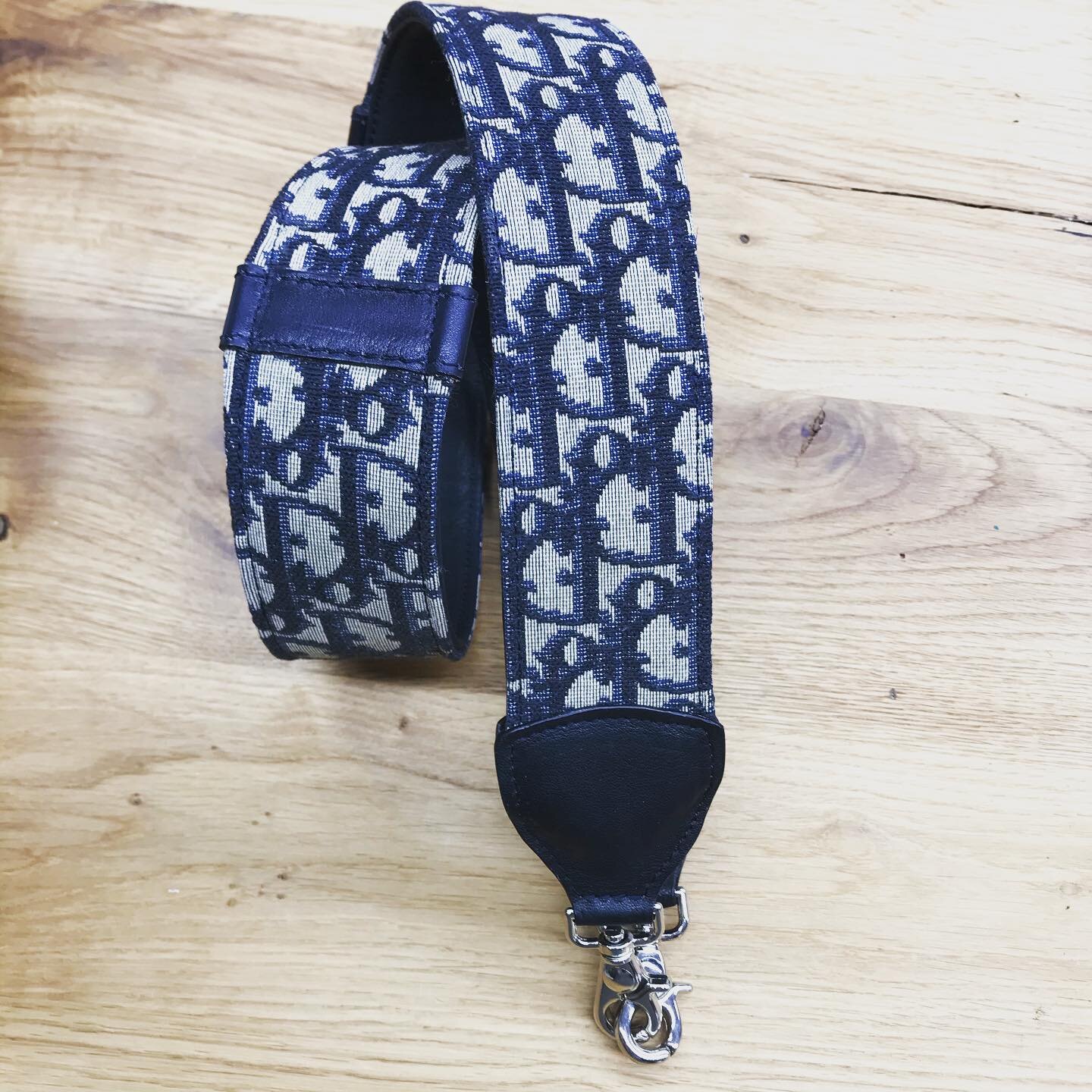 Es wäre doch viel zu schade unsere alten Lieblinge im Kasten verrotten zu lassen! Wir haben aus einer alten DIOR Bag einen super schönen neuen Riemen gemacht, mit dem die Besitzerin eine riesen Freude hat! 💙💙 
.
.
#vintagedior #taschenriemen #reu