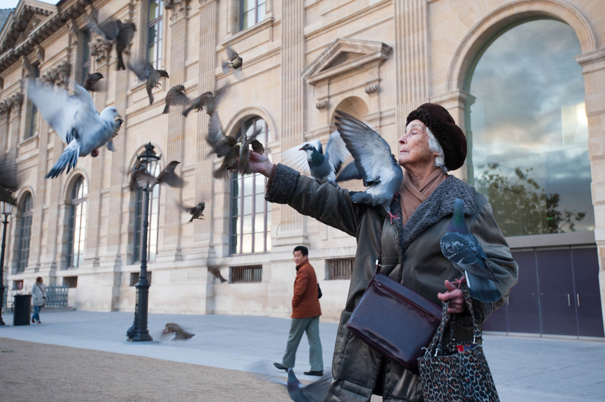    ‘Paris/NYC’ Book ‘Edition Lammerhuber’    Lady feeding pigeons. Louvre, Paris 