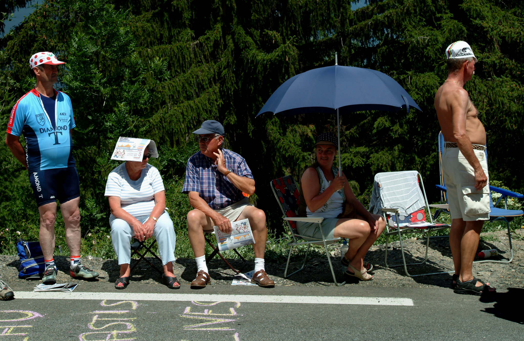    Tour de France, col du Galibier    onlookers shading themselves 