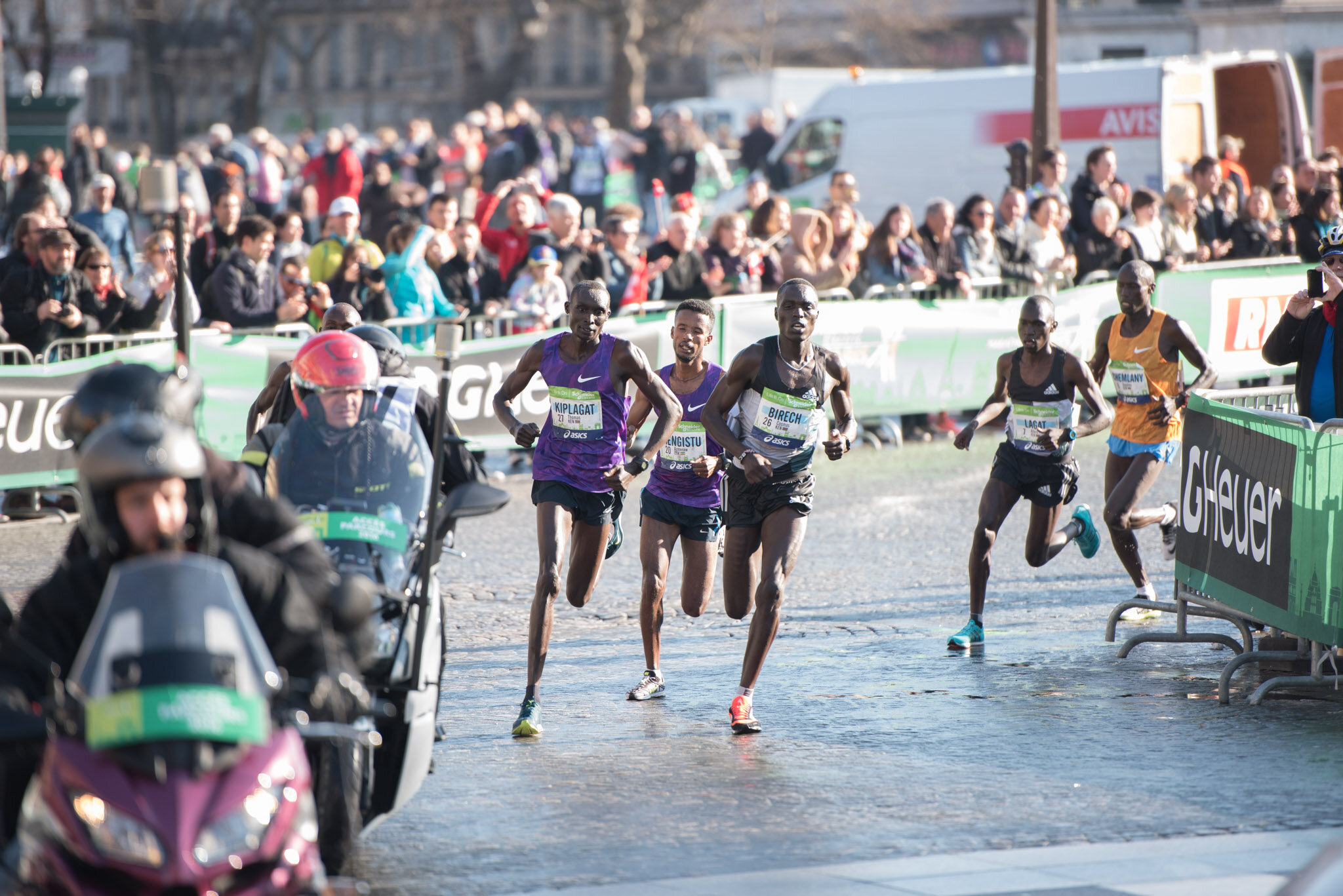    Paris Marathon for Schneider Electric    Lead pack taking a sharp turn 