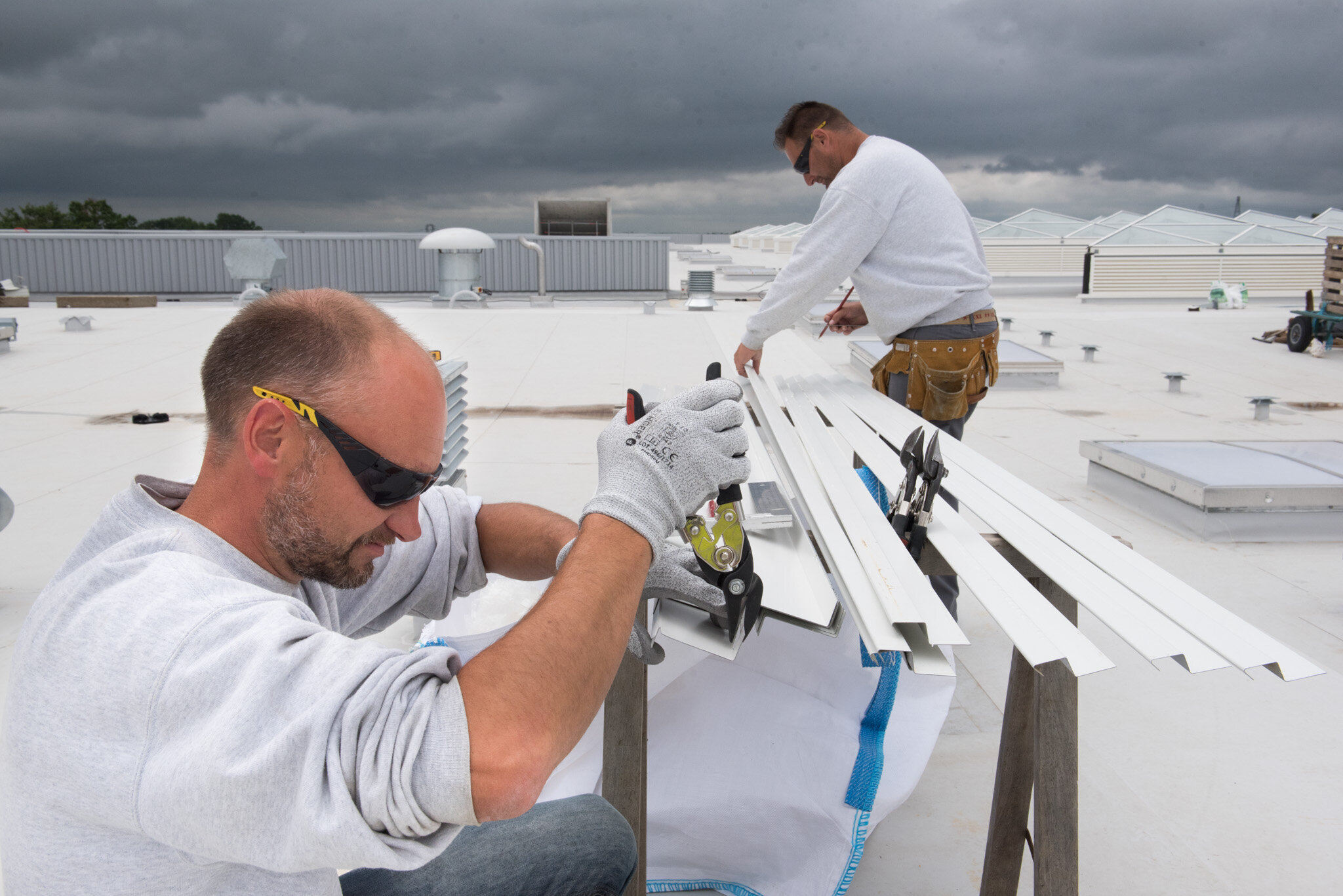    Nouveau/new MIN de Nantes pour Eiffage construction    Installing solar panels on roof 