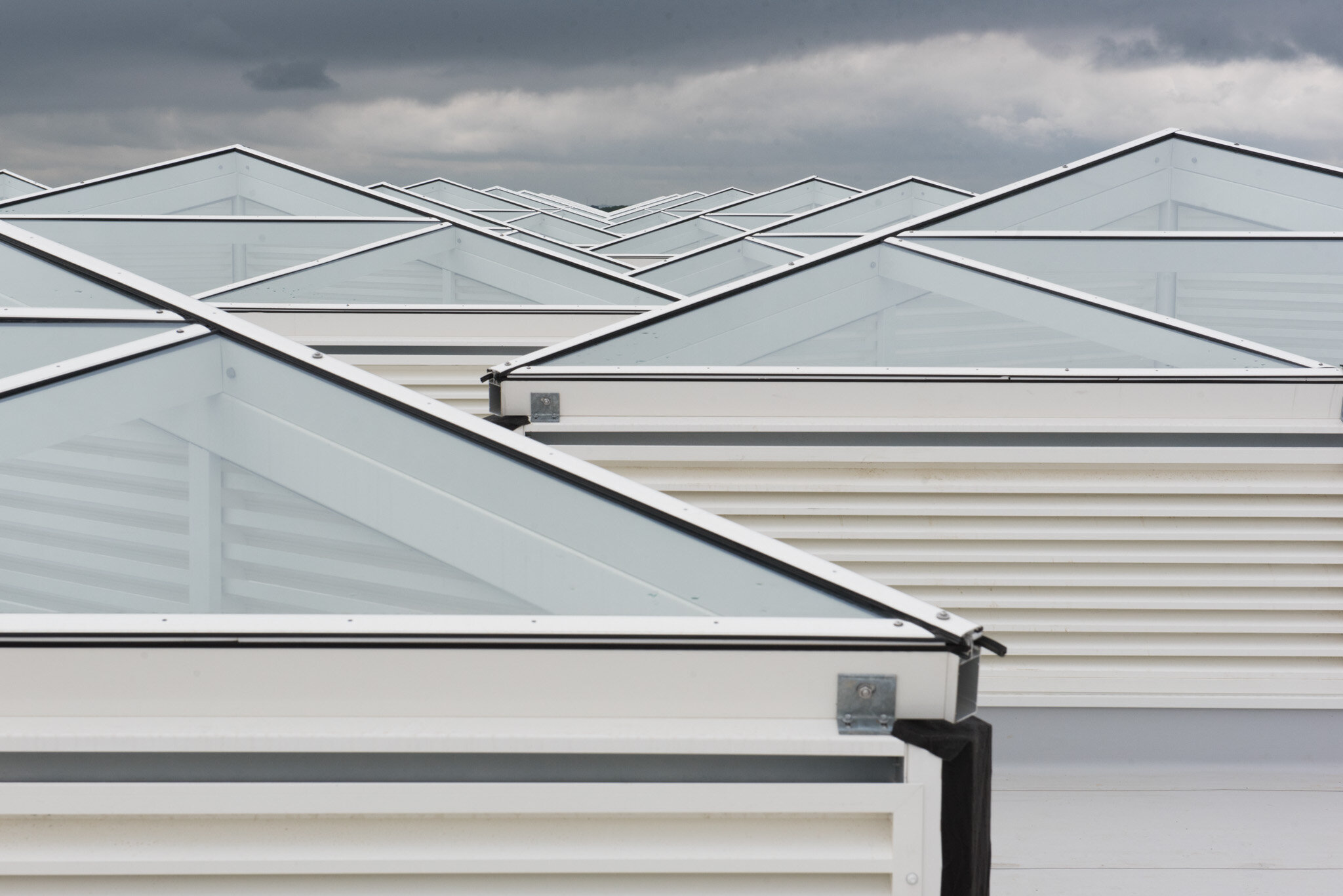    Nouveau/new MIN de Nantes pour Eiffage construction    skylight openings on roof 