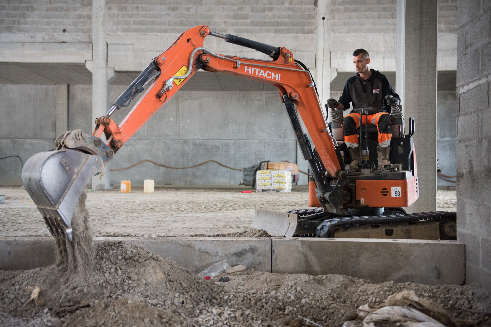    Nouveau/new MIN de Nantes pour Eiffage construction    Digging gravel 