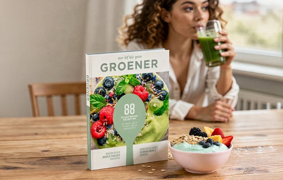 Branding voor wellness merken - Vormgeving receptenboek plant-based gezonde lifestyle GROENER voor Superfoodies
