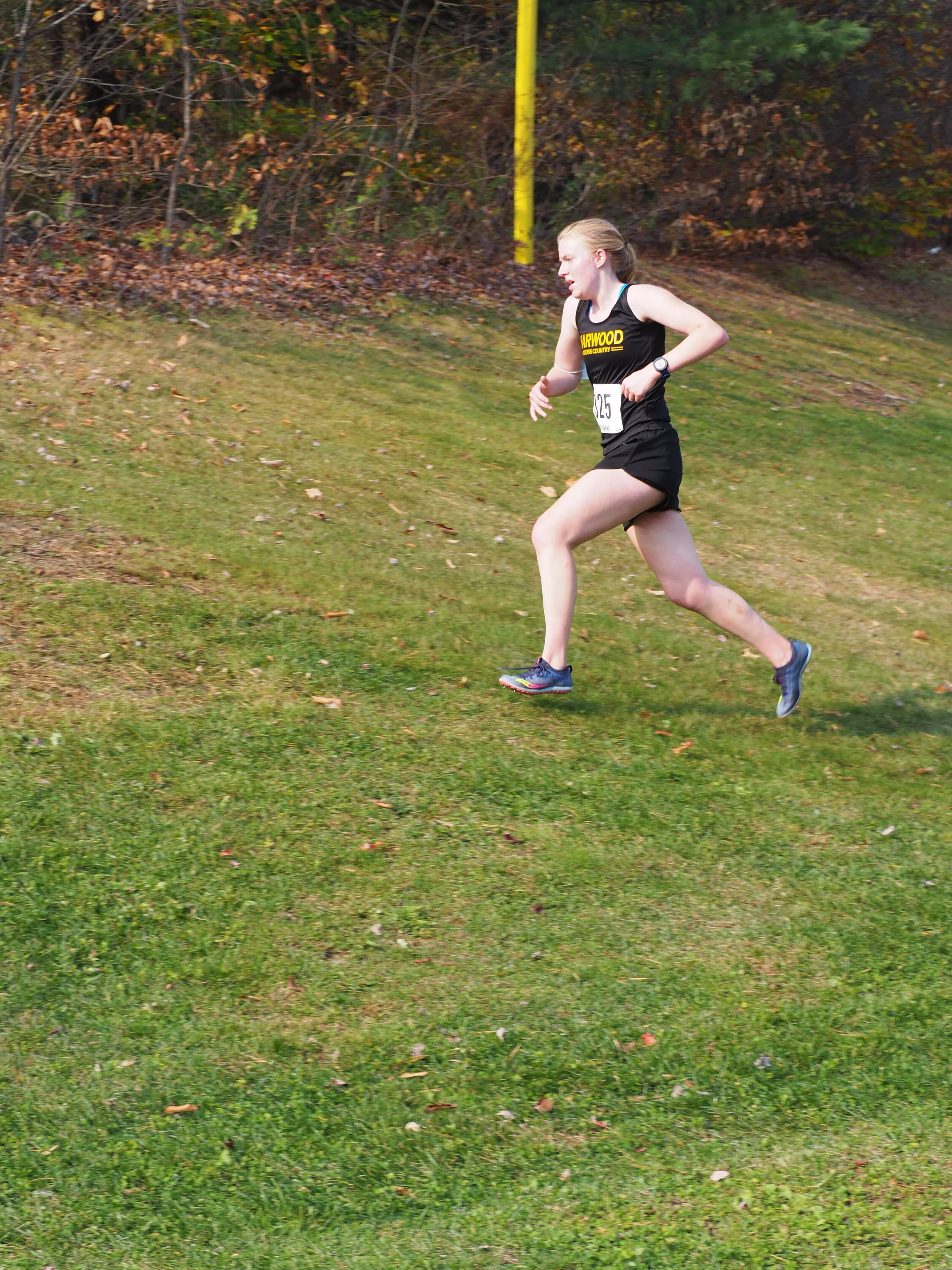   Girls varsity runner Caelyn McDonough on the course. Photo by Ann Zetterstrom.  