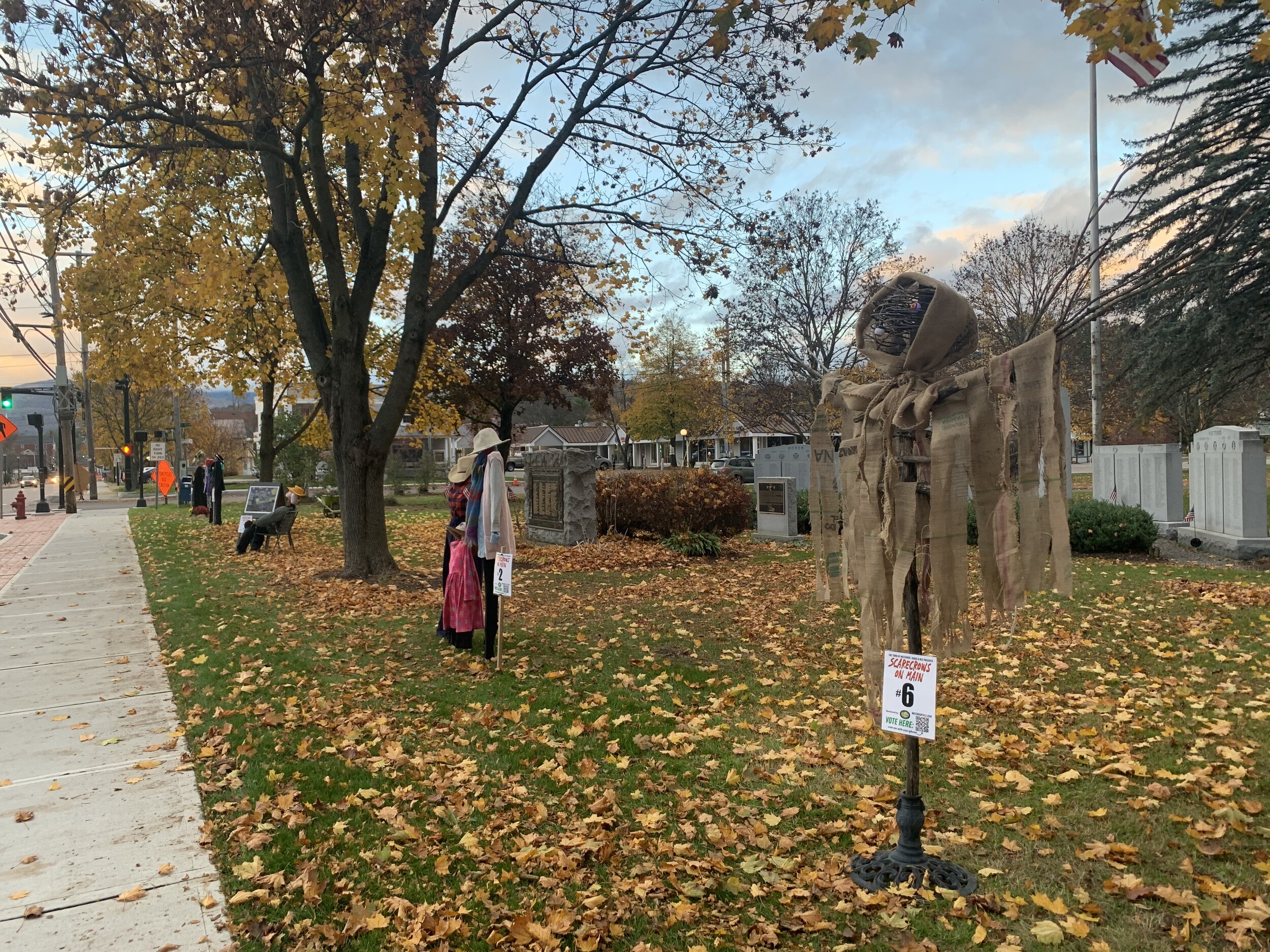 NEWS 102920 Scarecrows 1 along the park_lisa.jpg