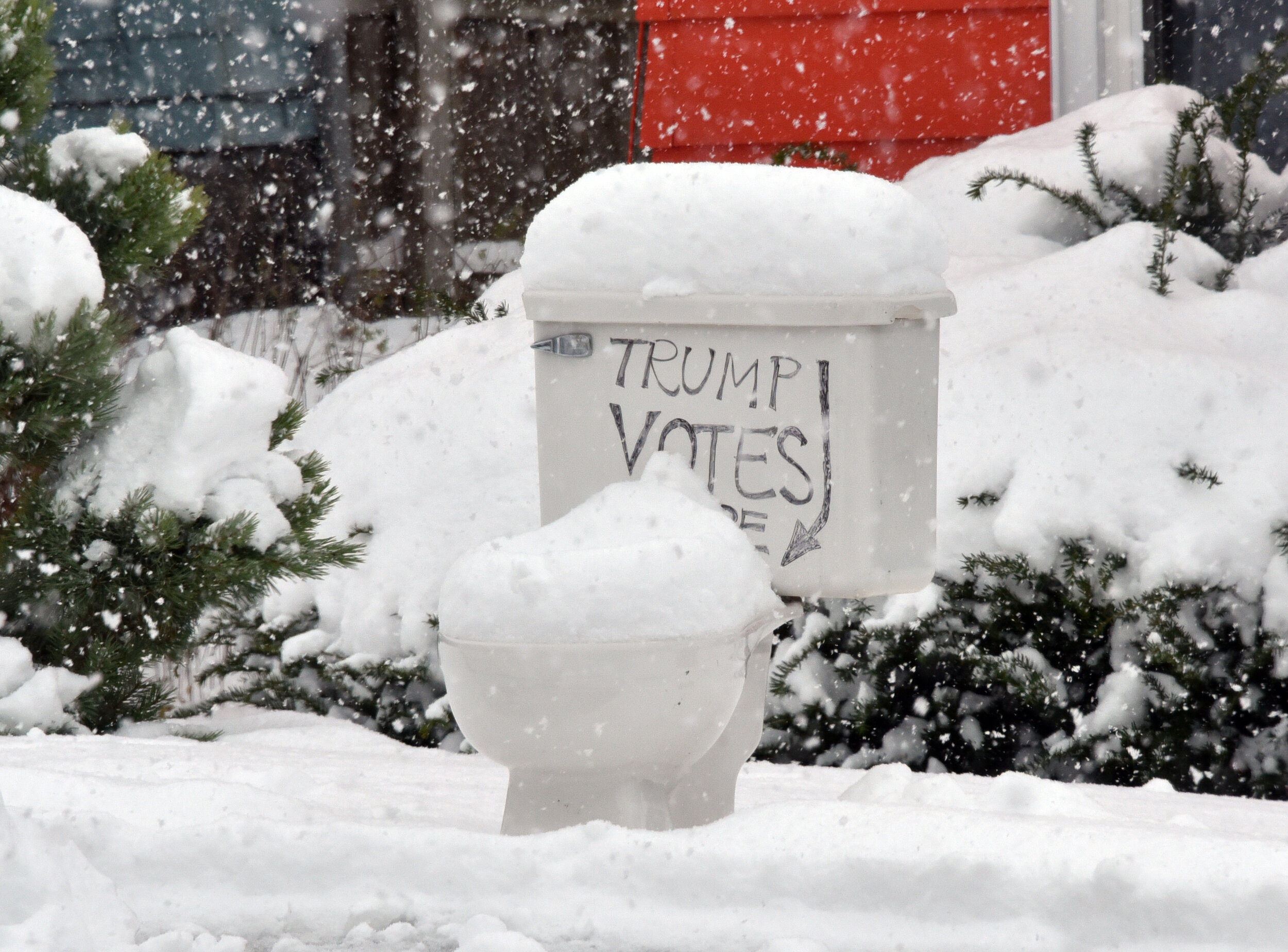   A front-yard lawn display on High Street makes an Election Day statement. Photo by Gordon Miller.  