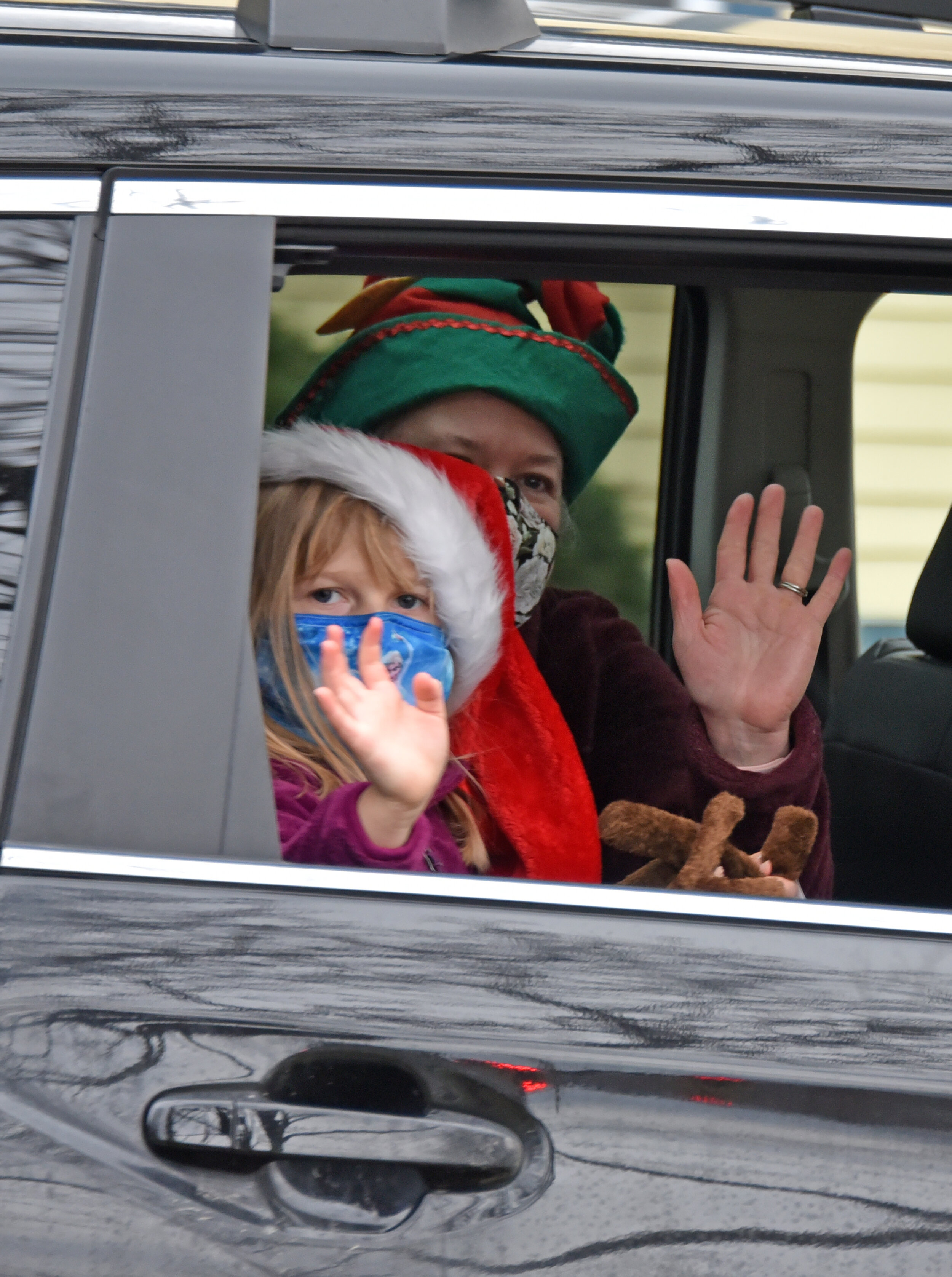   Kids and Santa settle for honks and waves this year to avoid close contact during the pandemic. Photo by Gordon Miller.  