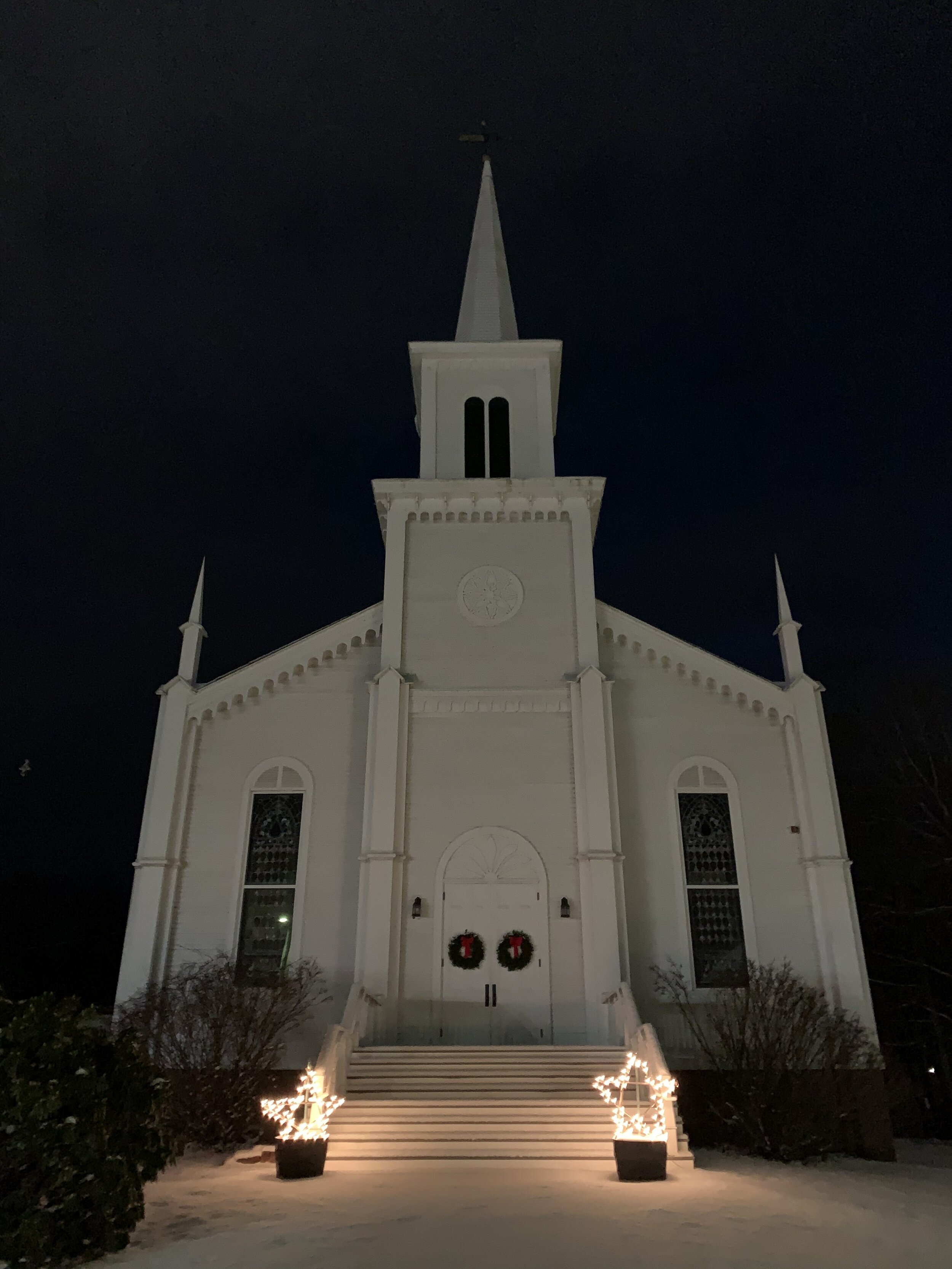  Waterbury Congregational Church is masterfully understated in its decorations. Photo by Lisa Scagliotti 
