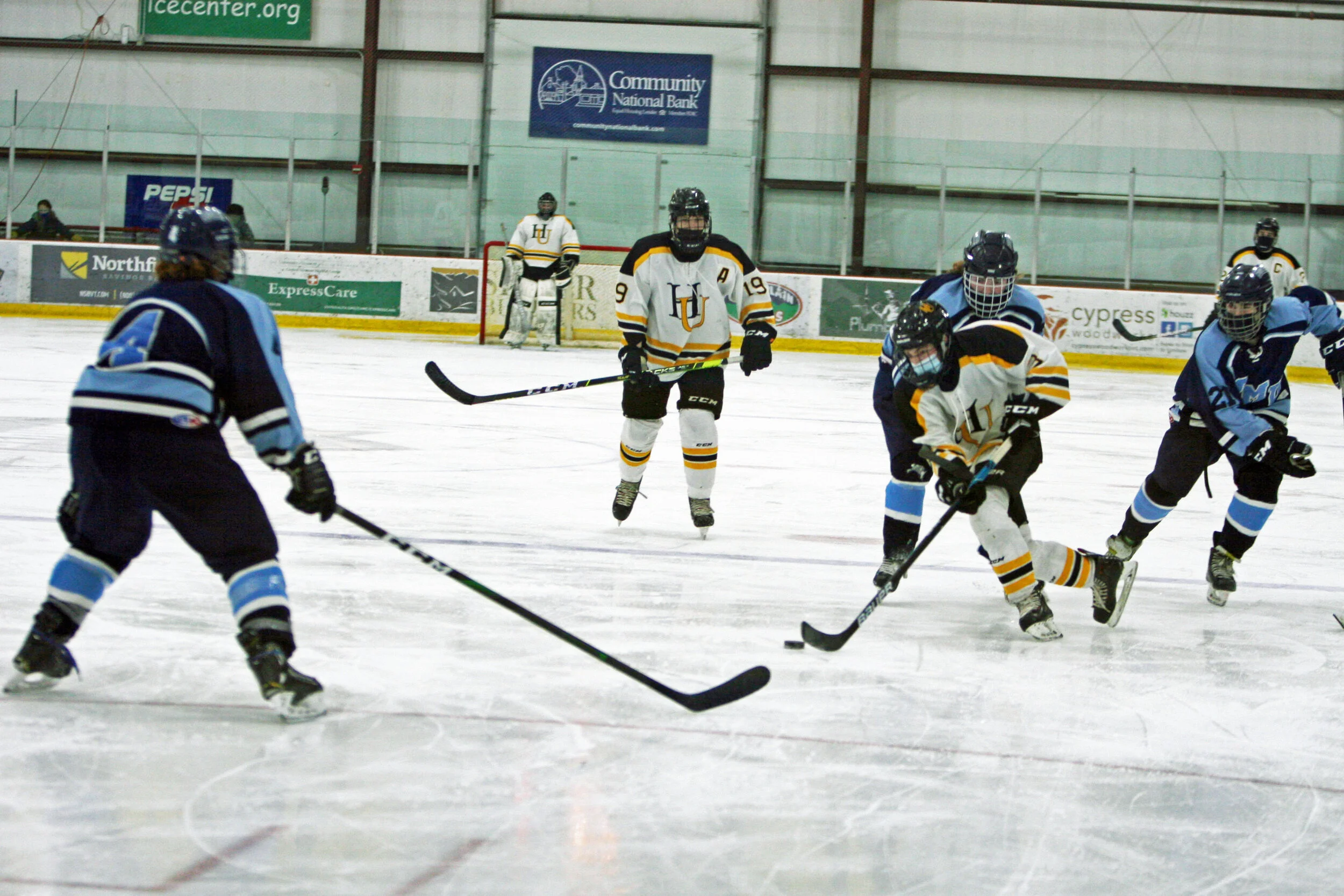  Tanner Woodard looks for a pass. Photo by Brian Larrabee 