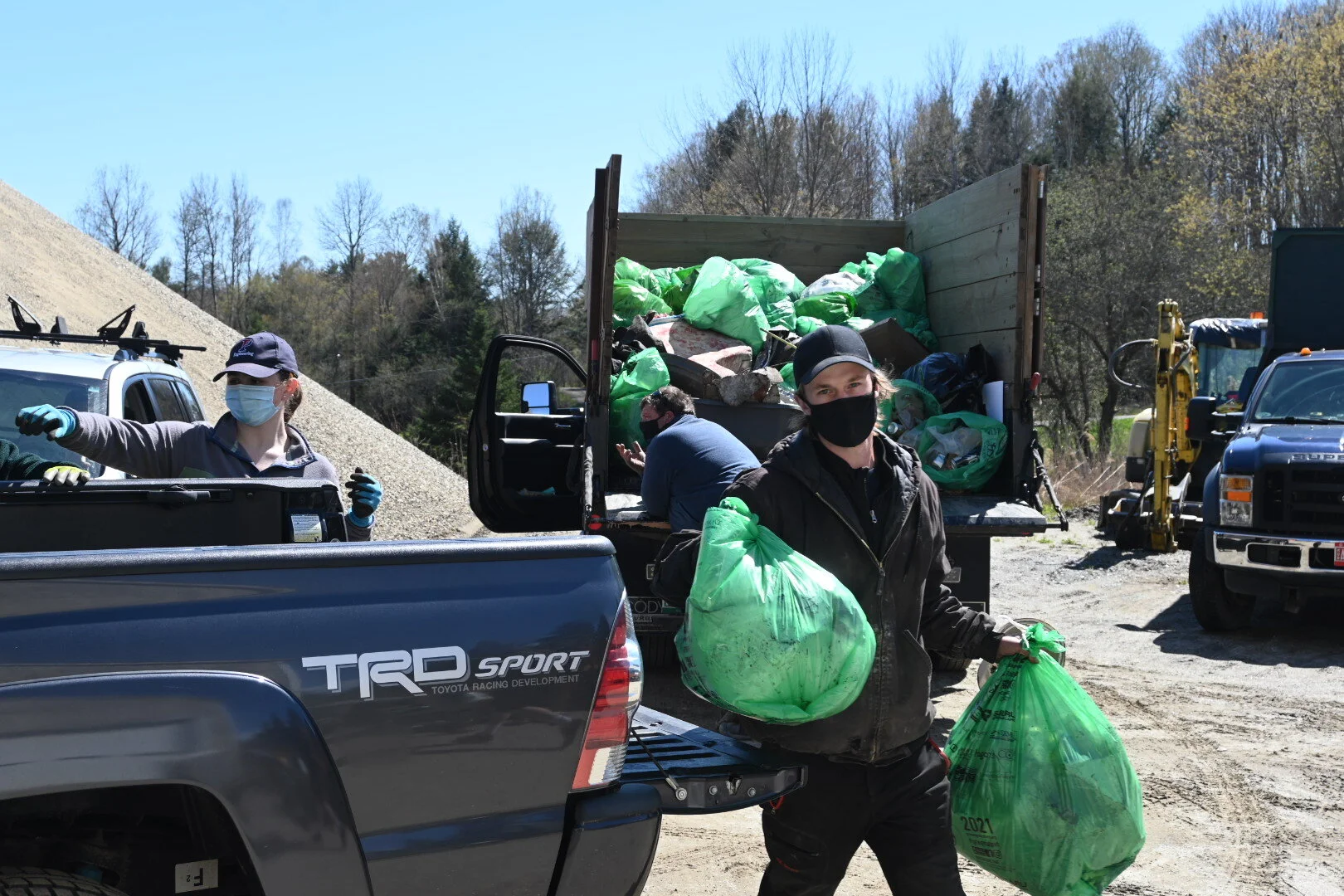  Multiple cars and trucks pull in and get unloaded at the same time. Brandon Fuller from Rodney’s crew helps unload a smaller truck. Photo by Jenny Koppang. 
