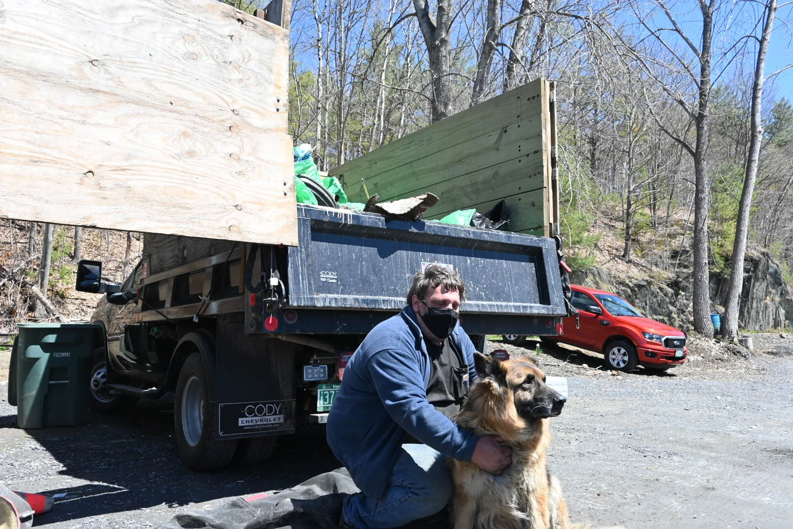  Downtown at Rodney’s Transfer Station, Rodney Companion and his trusted partner Simon greeted more volunteers dropping off Green Up bags. Photo by Jenny Koppang 
