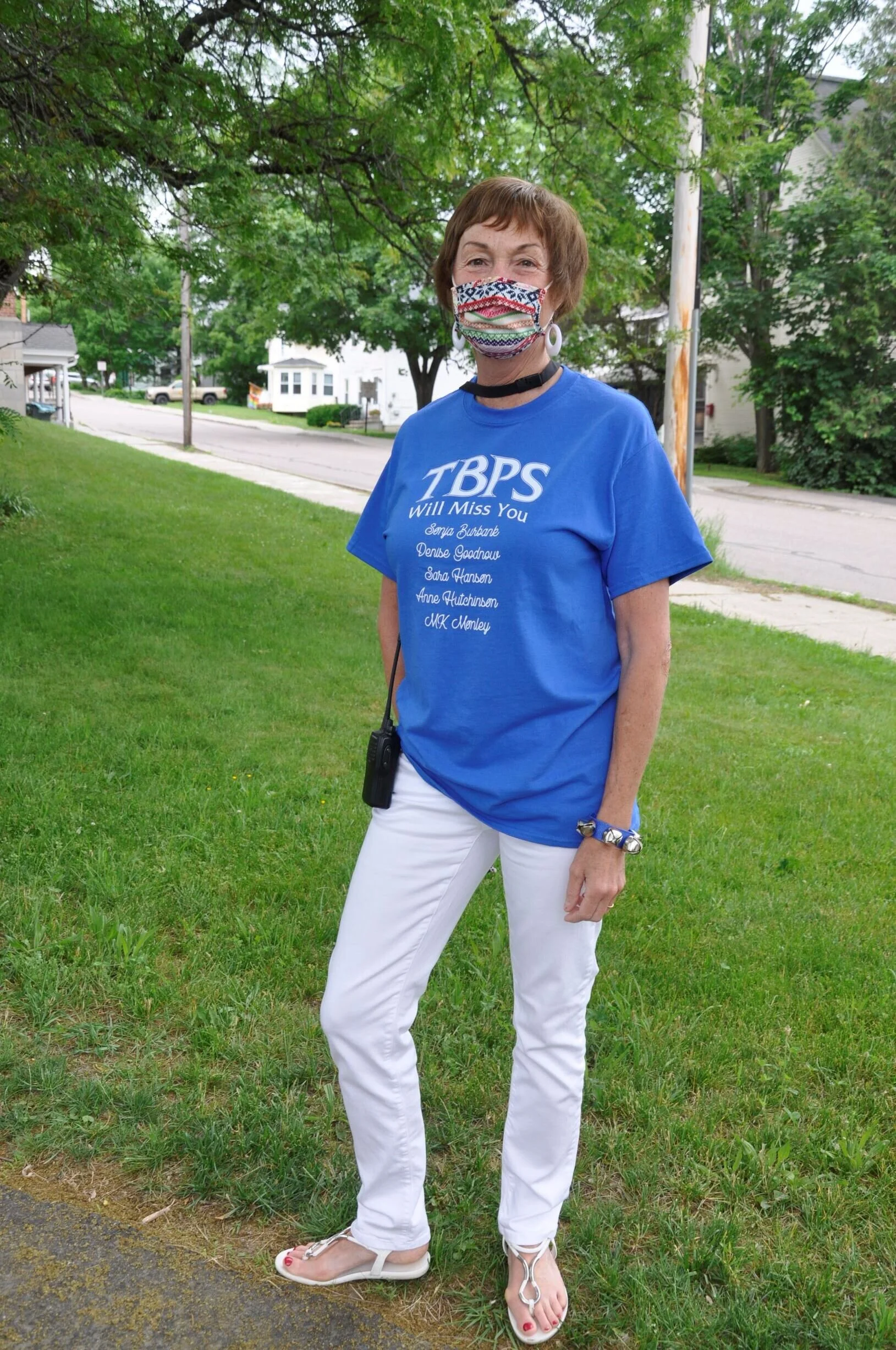  School secretary Bonnie Flanagan models the t-shirts made especially for the occasion with the retiring teachers’ names. Photo by Lisa Scagliotti 