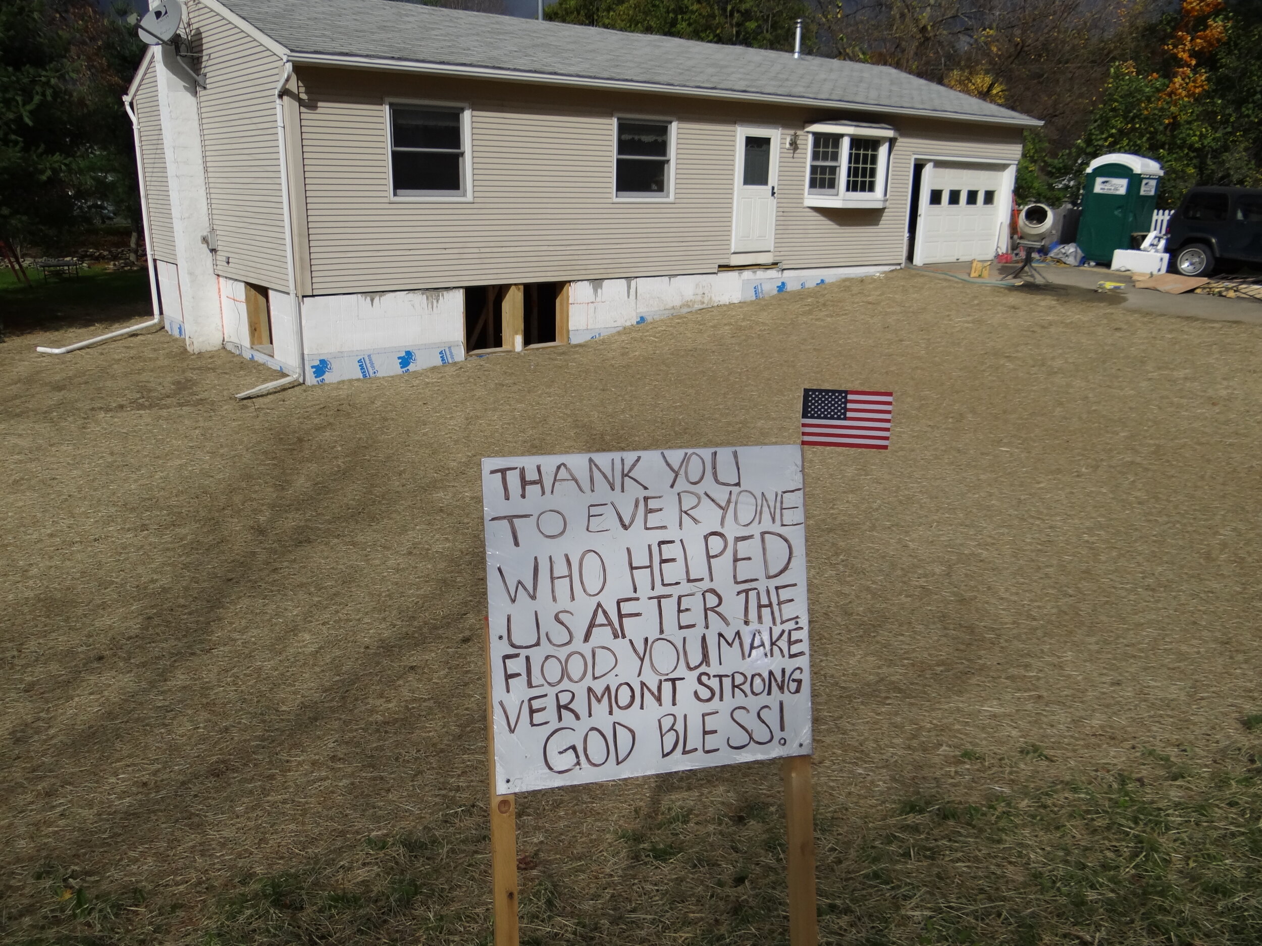  Duxbury homeowners share their message of thanks. Photo by Gordon Miller 