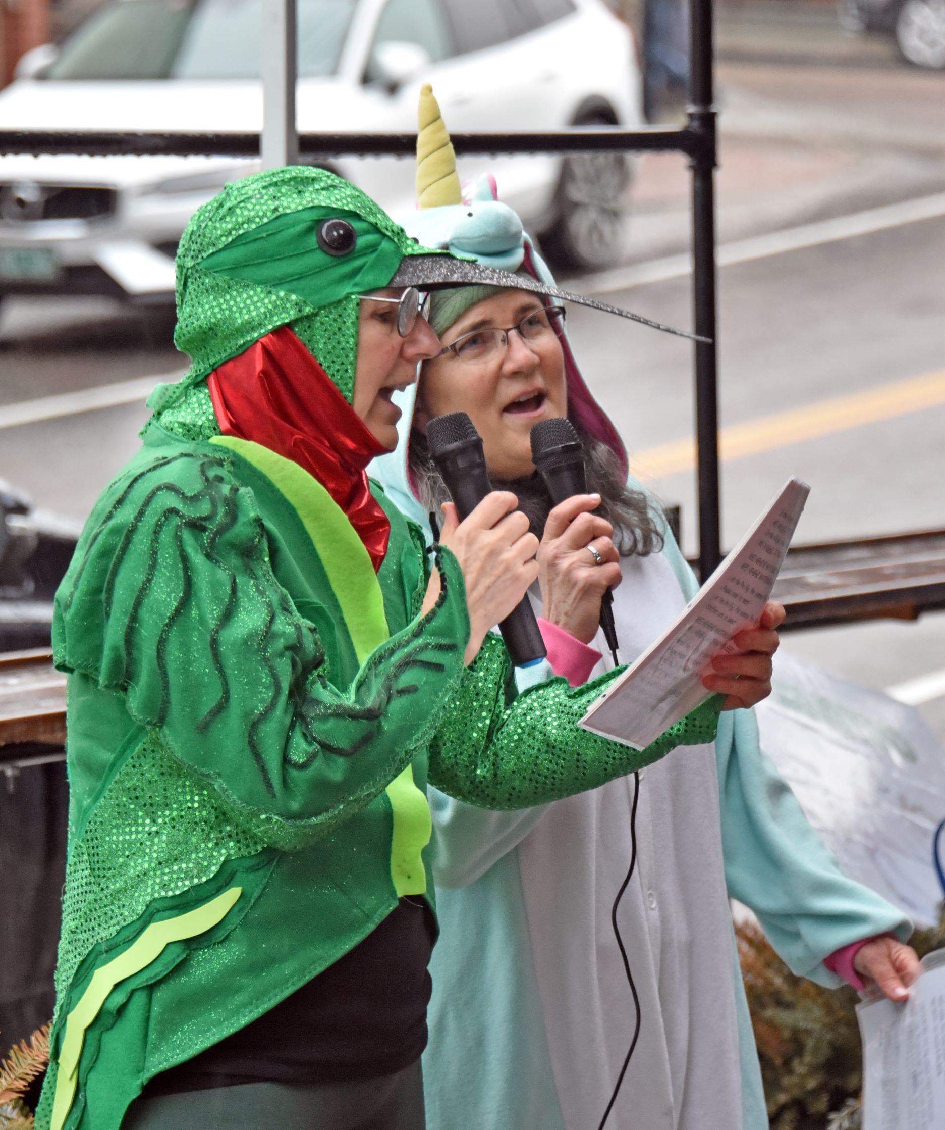  Patty Delaney and Beth Gilpin take a turn at the mic. Photo by Gordon Miller 
