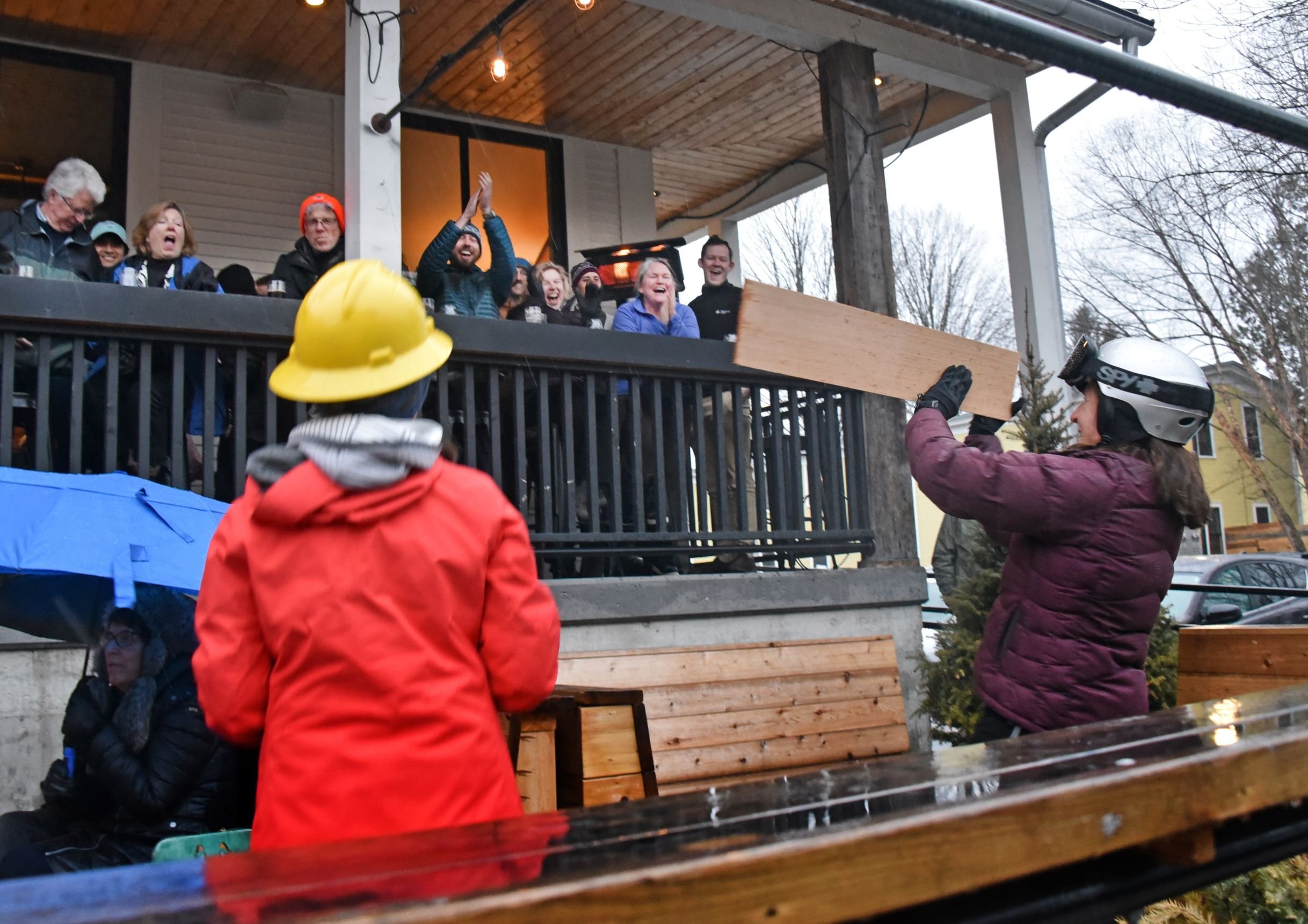  A small but enthusiastic crowd enjoyed the show from the covered porch at Pro Pig Brewery. Photo by Gordon Miller 
