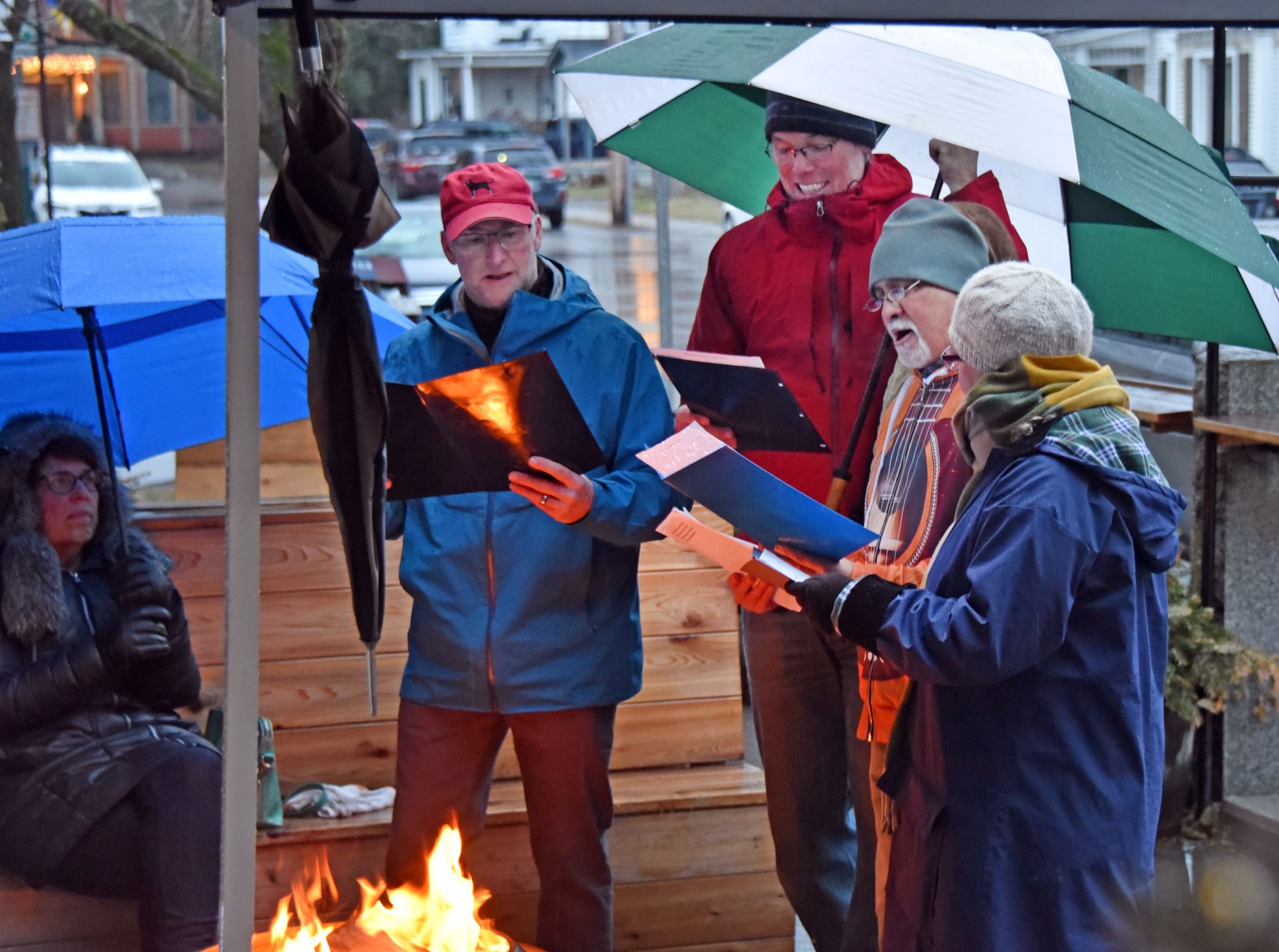  Cold and damp didn’t deter the die-hards and Pro Pig lit some sidewalk fires. Photo by Gordon Miller 