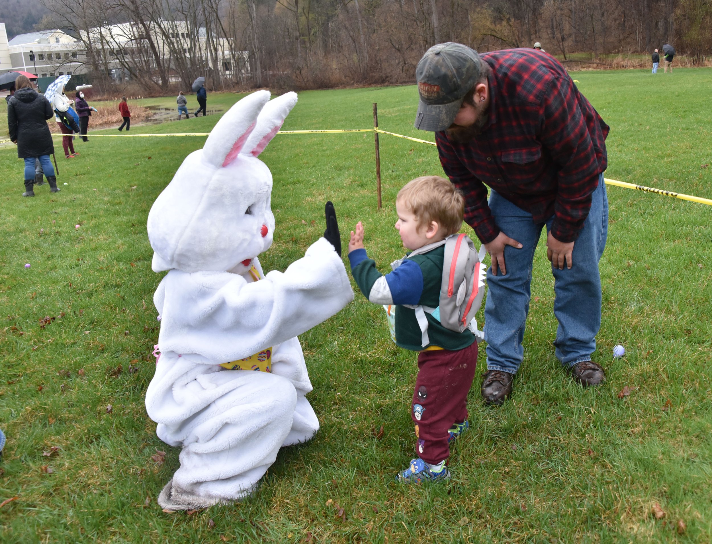  The EB makes another new friend. Photo by Gordon Miller 