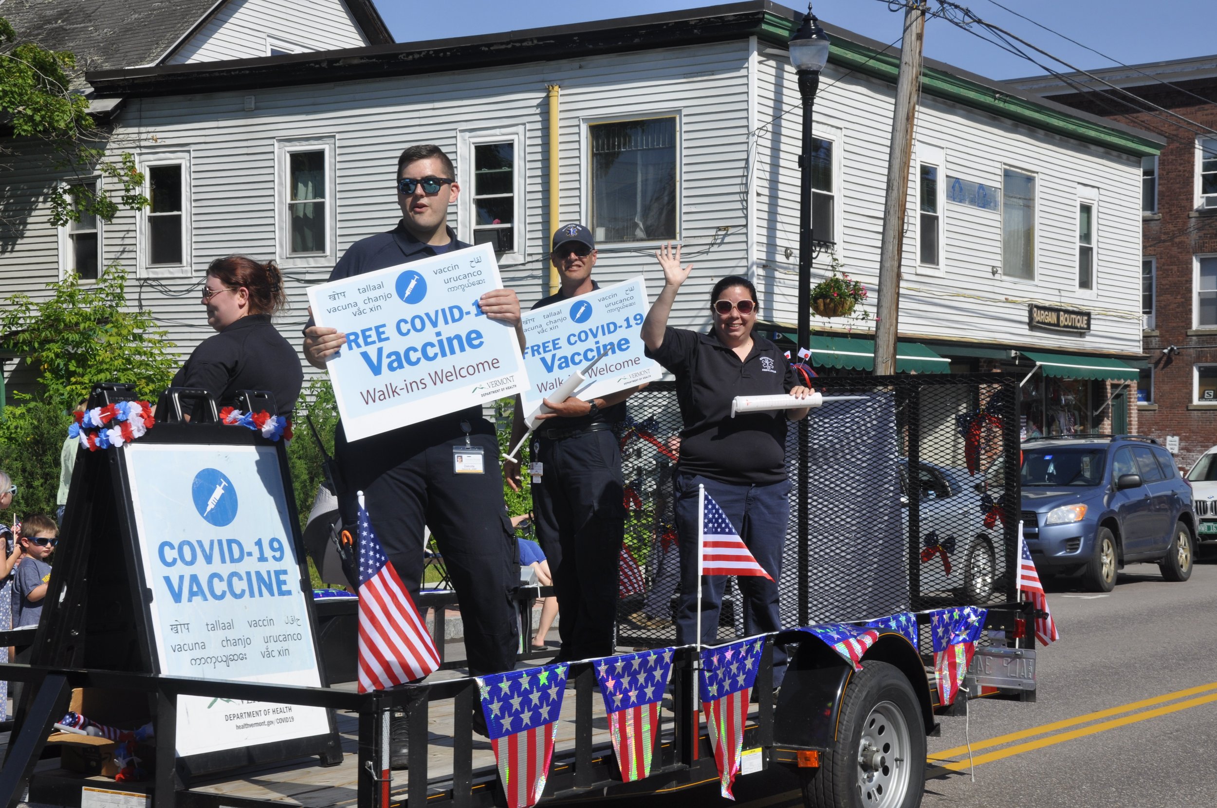  Waterbury Ambulance staff use the occasion to spread their COVID-19 vaccine message. Photo by Lisa Scagliotti 