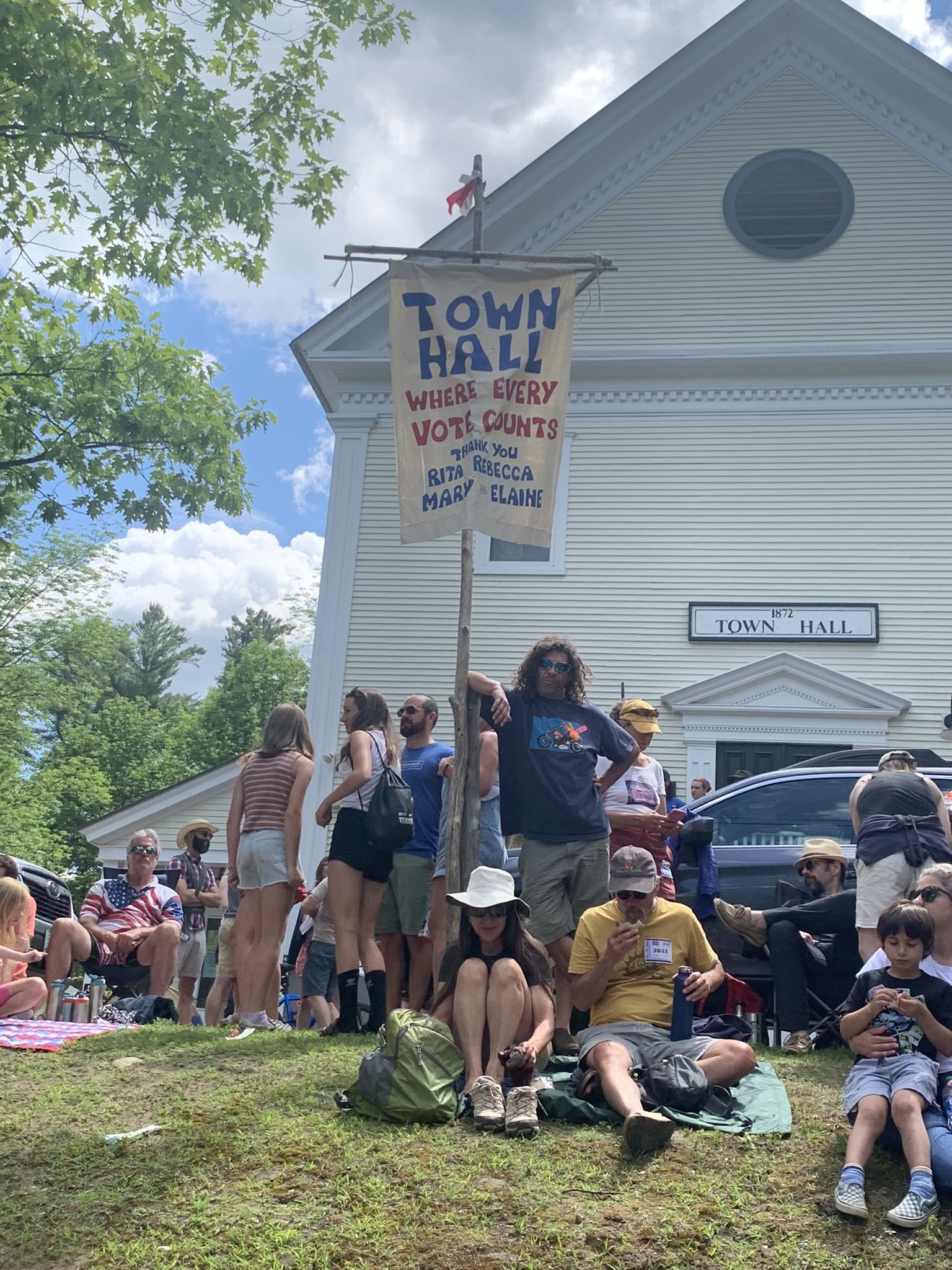  The Town Hall sign is a regular feature on parade day. 