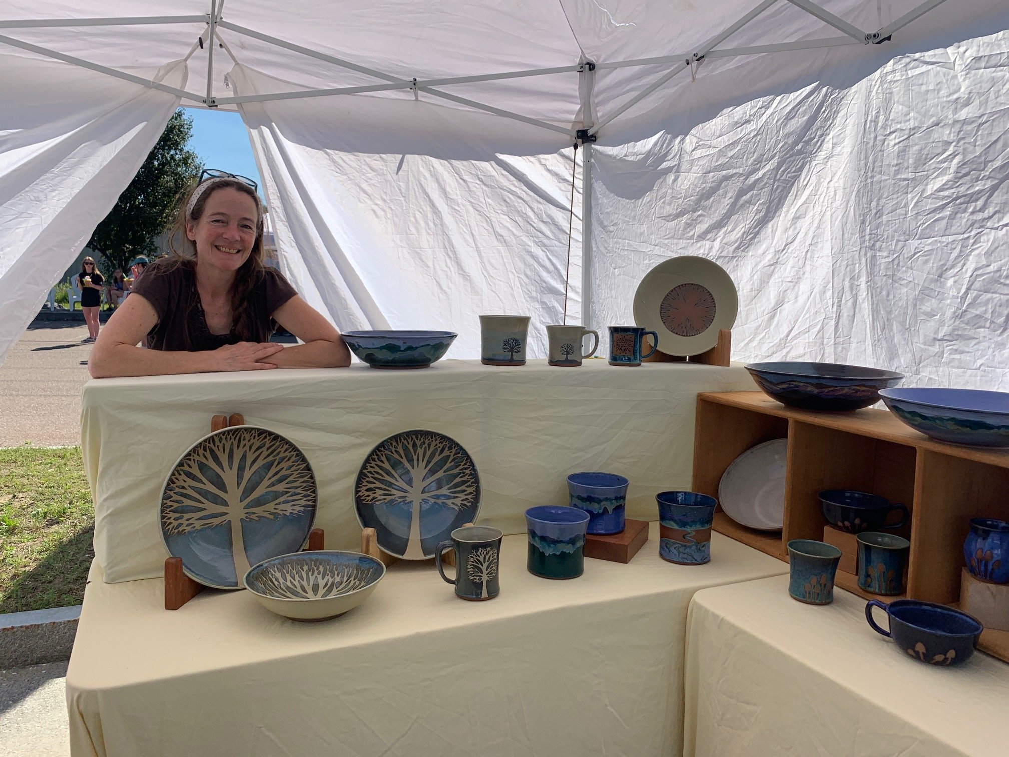  Sarah Russell brought her nature-themed pottery to artsfest. Photo by Lisa Scagliotti 