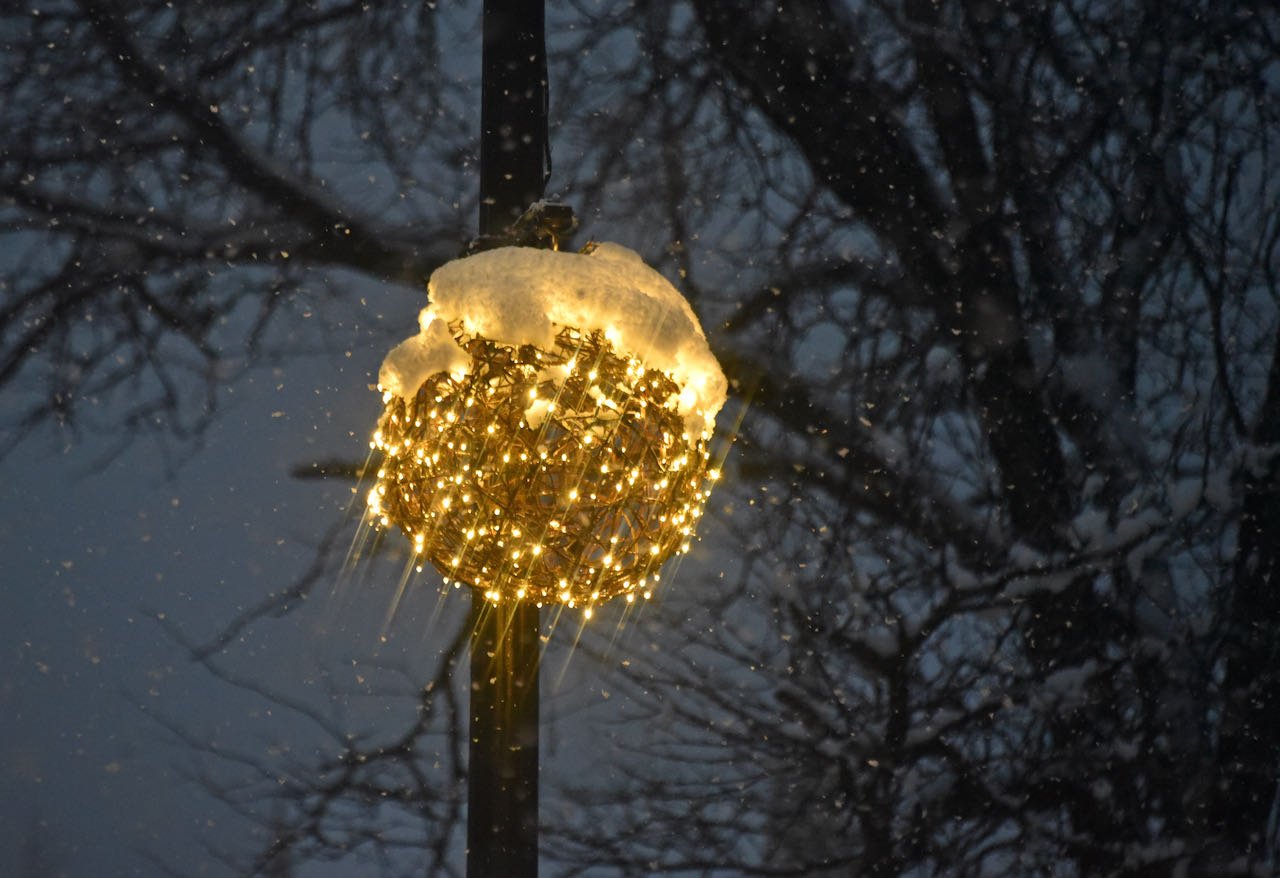  New downtown streetlamp holiday decorations. Photo by Gordon Miller 