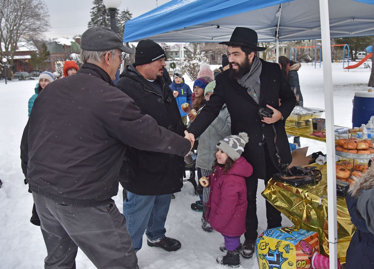   Municipal Manager Bill Shepeluk (left) greets Rabbi Baruch Simon at the refreshment tent. Photo by Gordon Miller  
