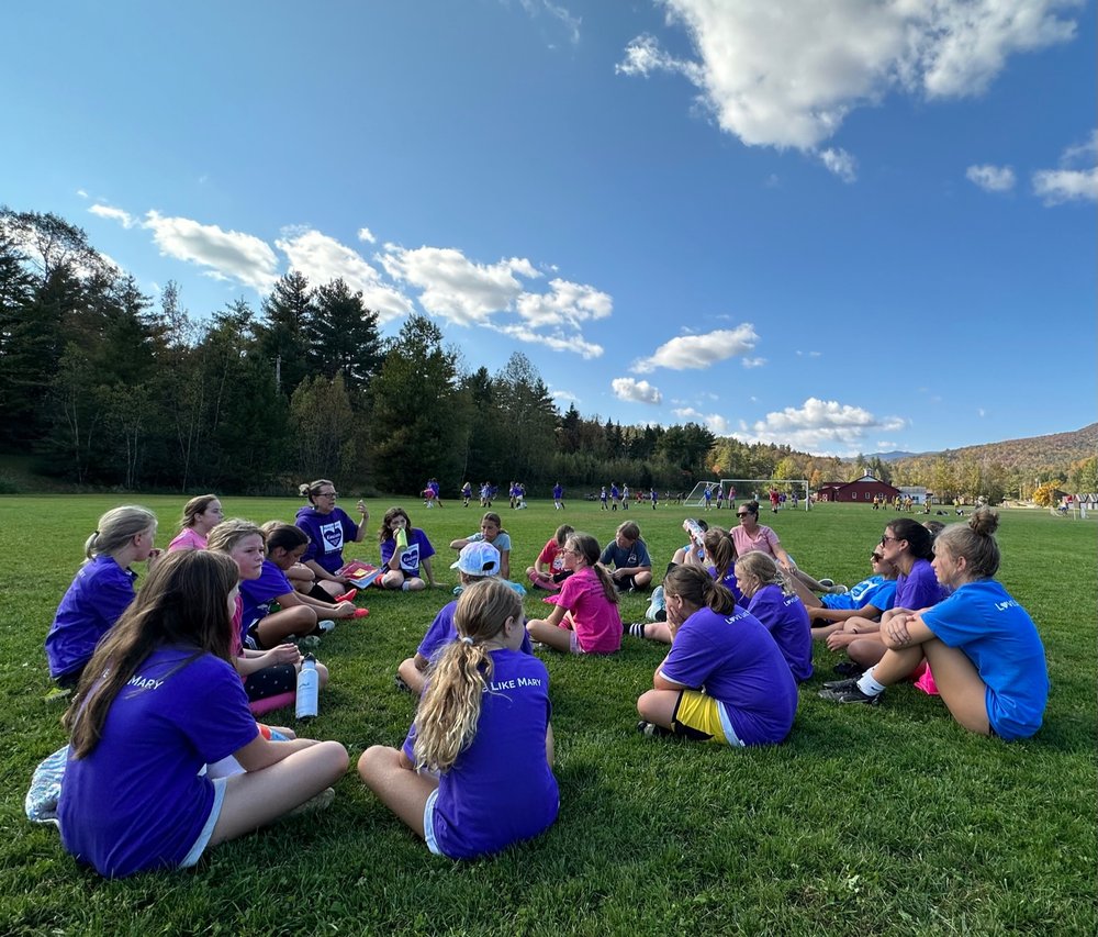  Liz Harris visits with a group to share memories of Mary. Photo by Lisa Scagliotti 