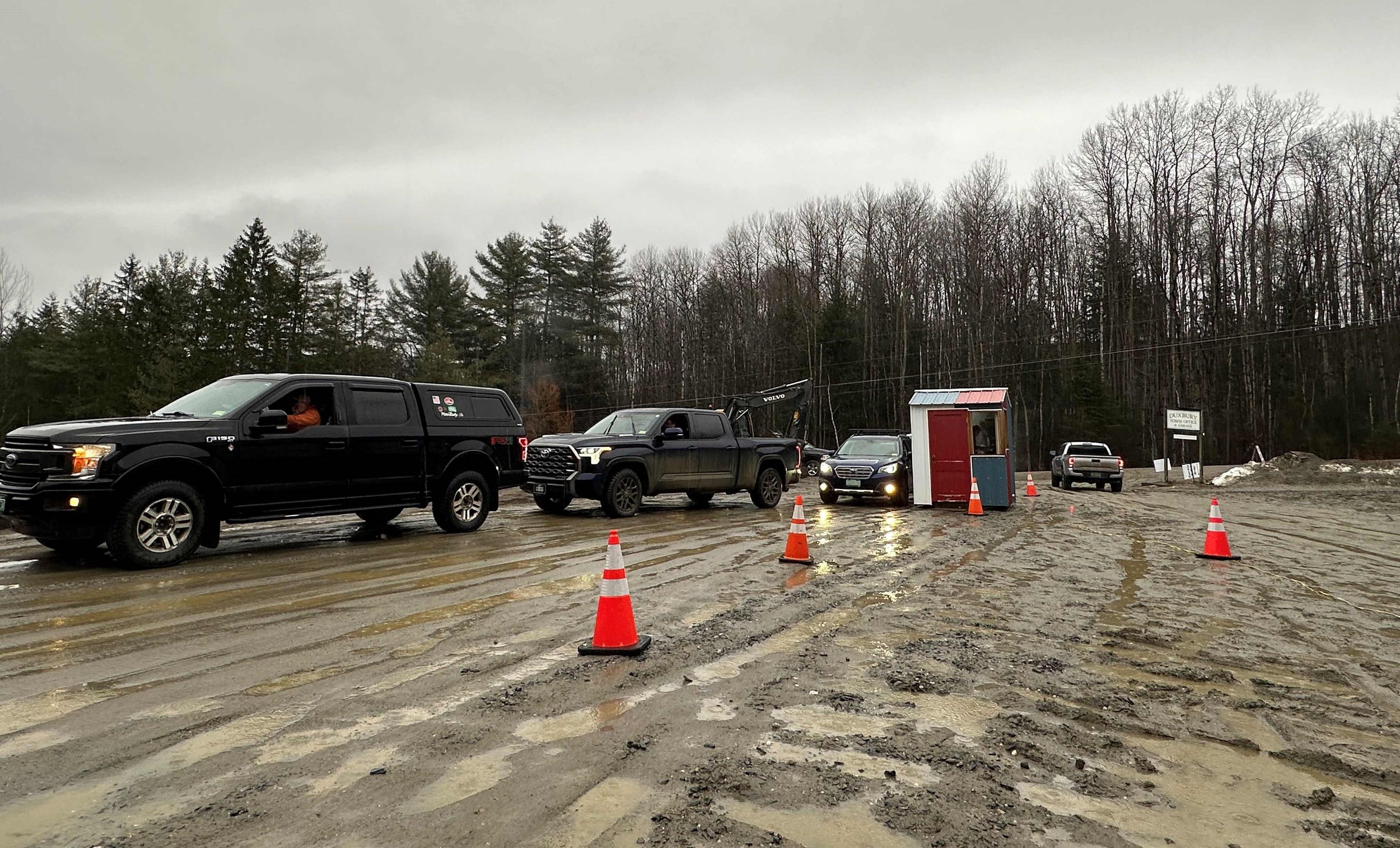   Voters stay in their vehicles to mark their ballots as they move through the voting loop. Photo by Lisa Scagliotti  
