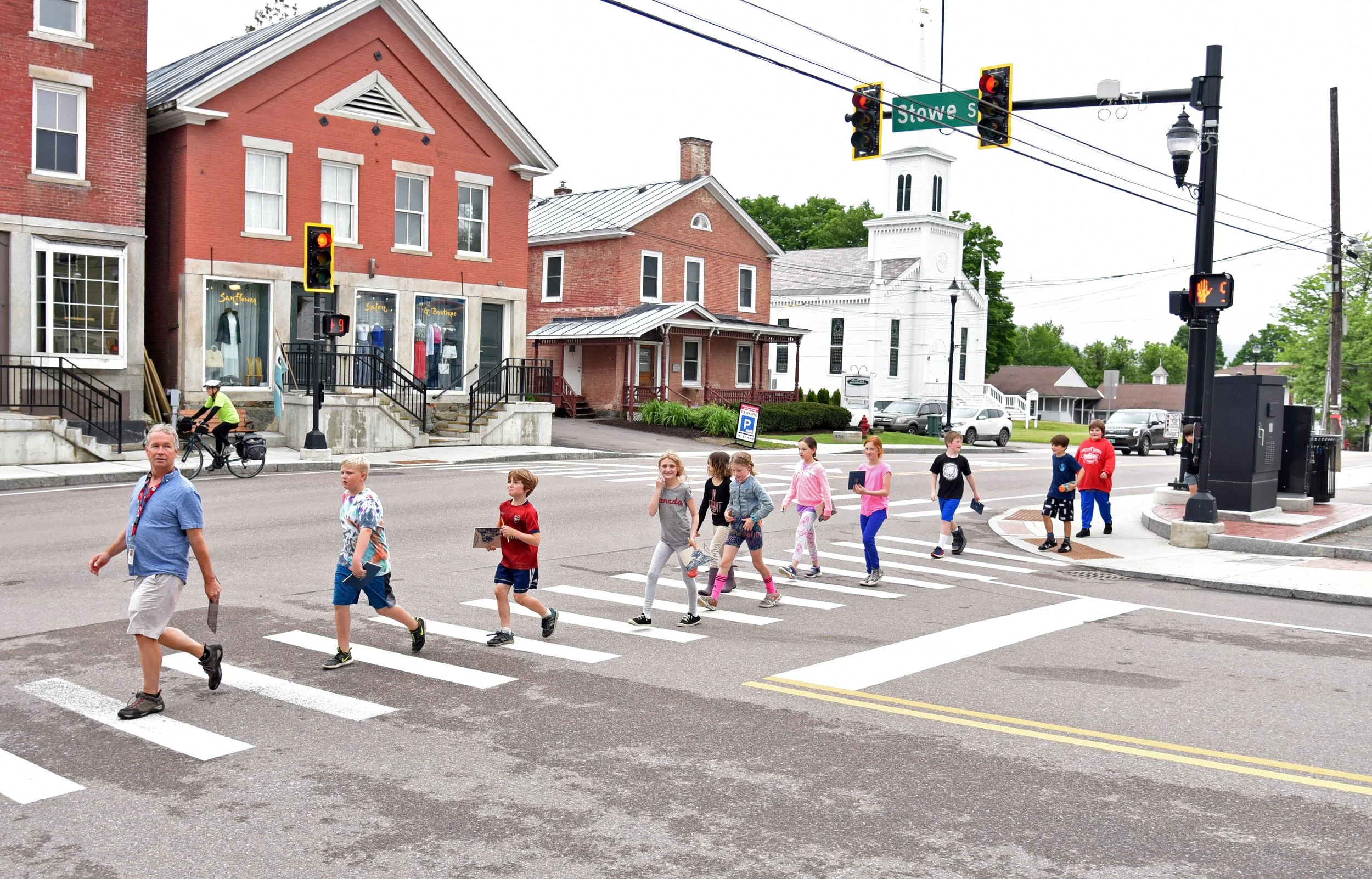 Chris Costello leads third-graders on a hint for clues to solve the Waterbury Adventure Challenge in 2022. Photo by Gordon Miller