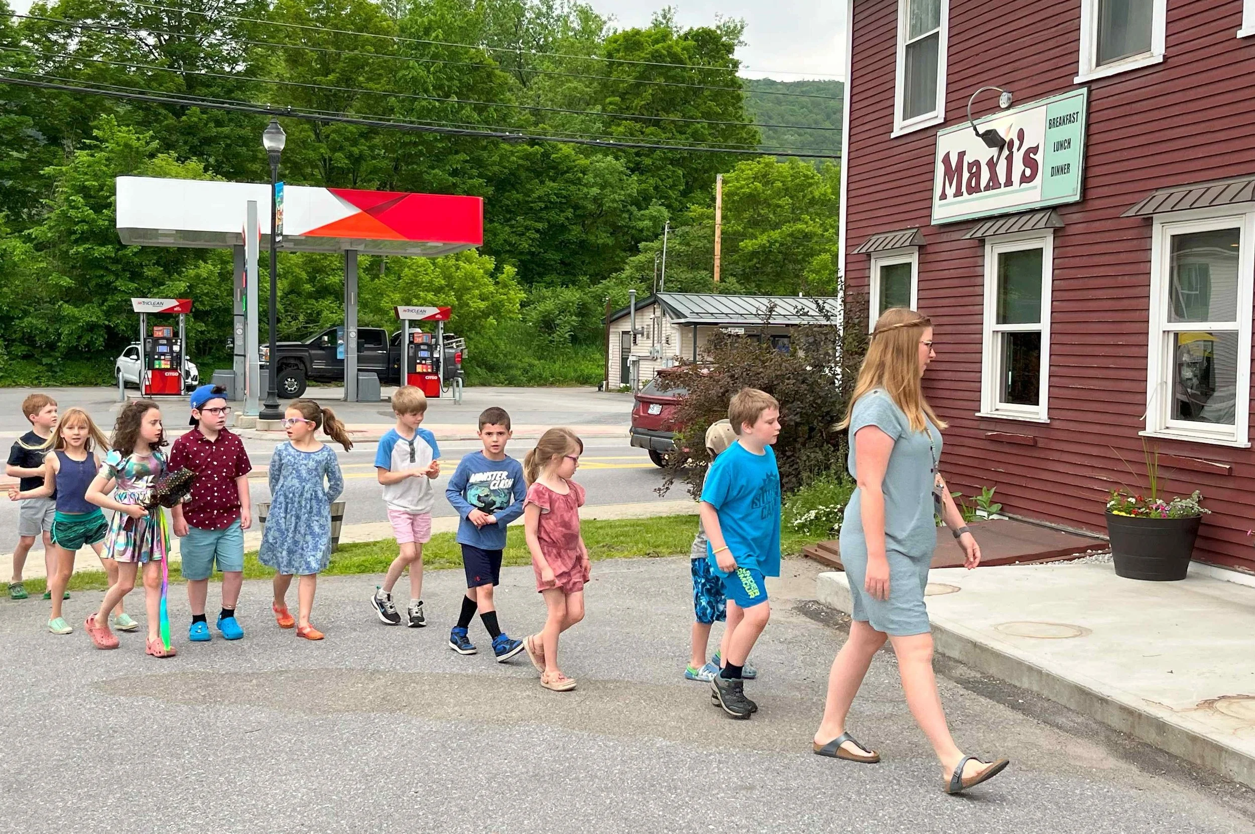 First graders and their teacher Amber Kennedy arrive at Maxi's after a short walk from school. Photo by Sandy Yusen