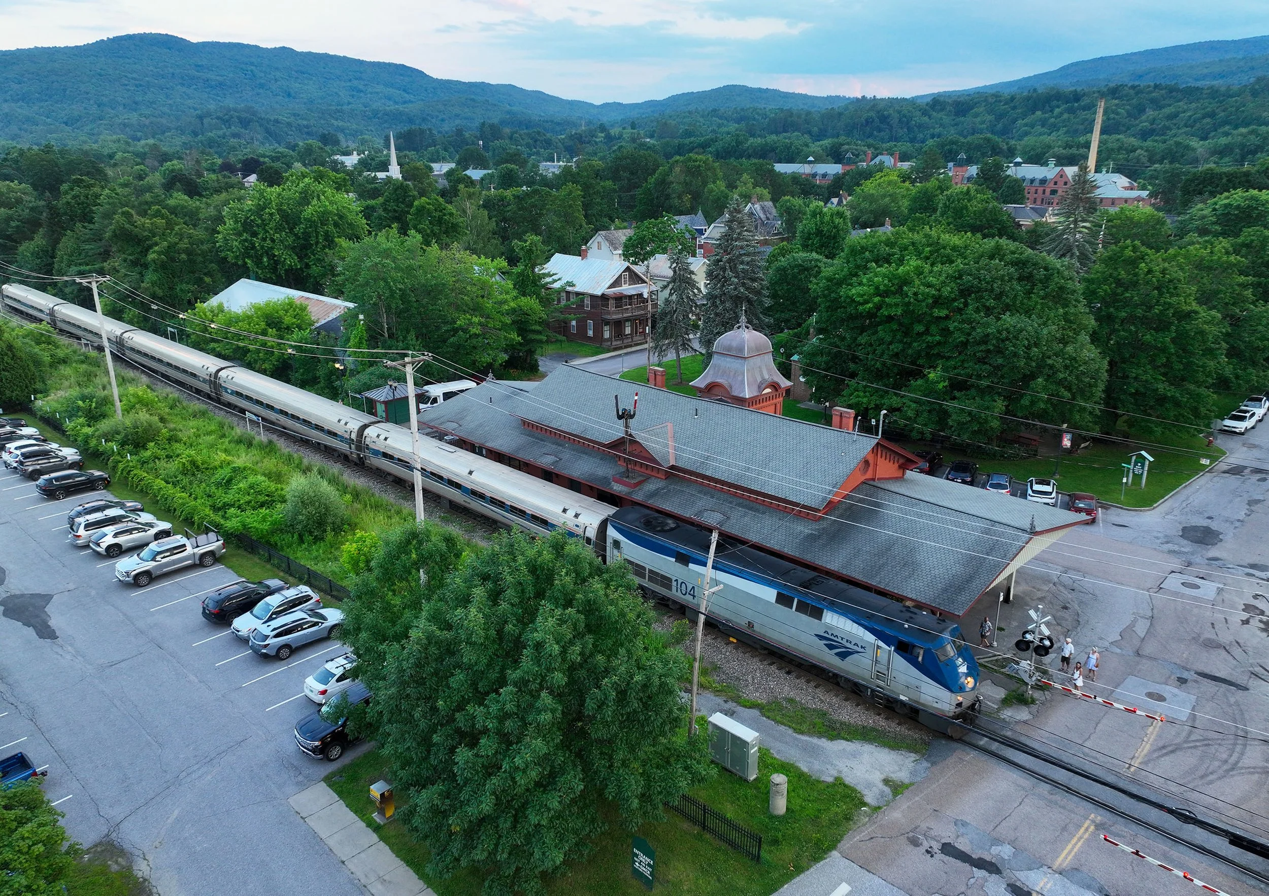  Amtrak evening stop in Waterbury.&nbsp;Photo by Gordon Miller 